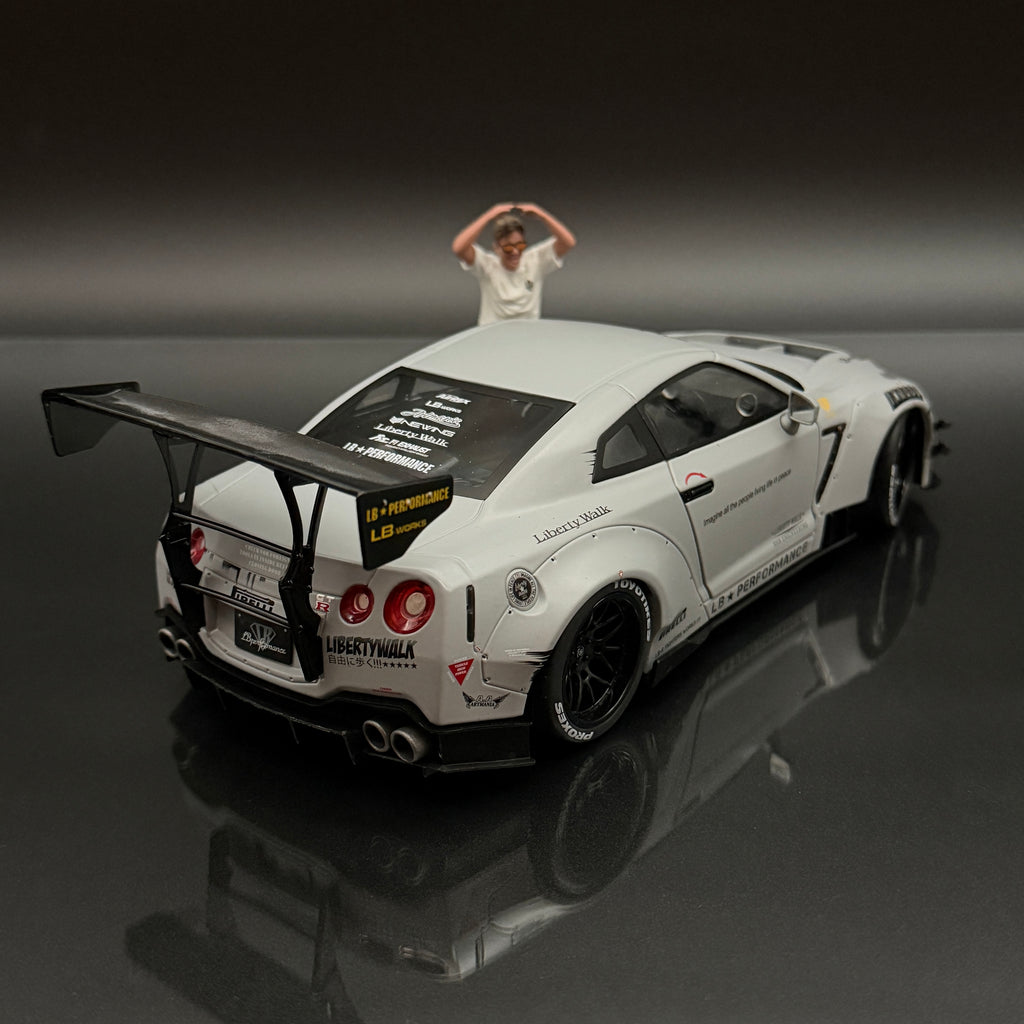 Nissan GT-R (R35) mit Liberty Walk Body Kit 2.0 2024 – Grau im Maßstab 1:18