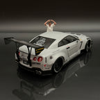 Nissan GT-R (R35) mit Liberty Walk Body Kit 2.0 2024 – Grau im Maßstab 1:18