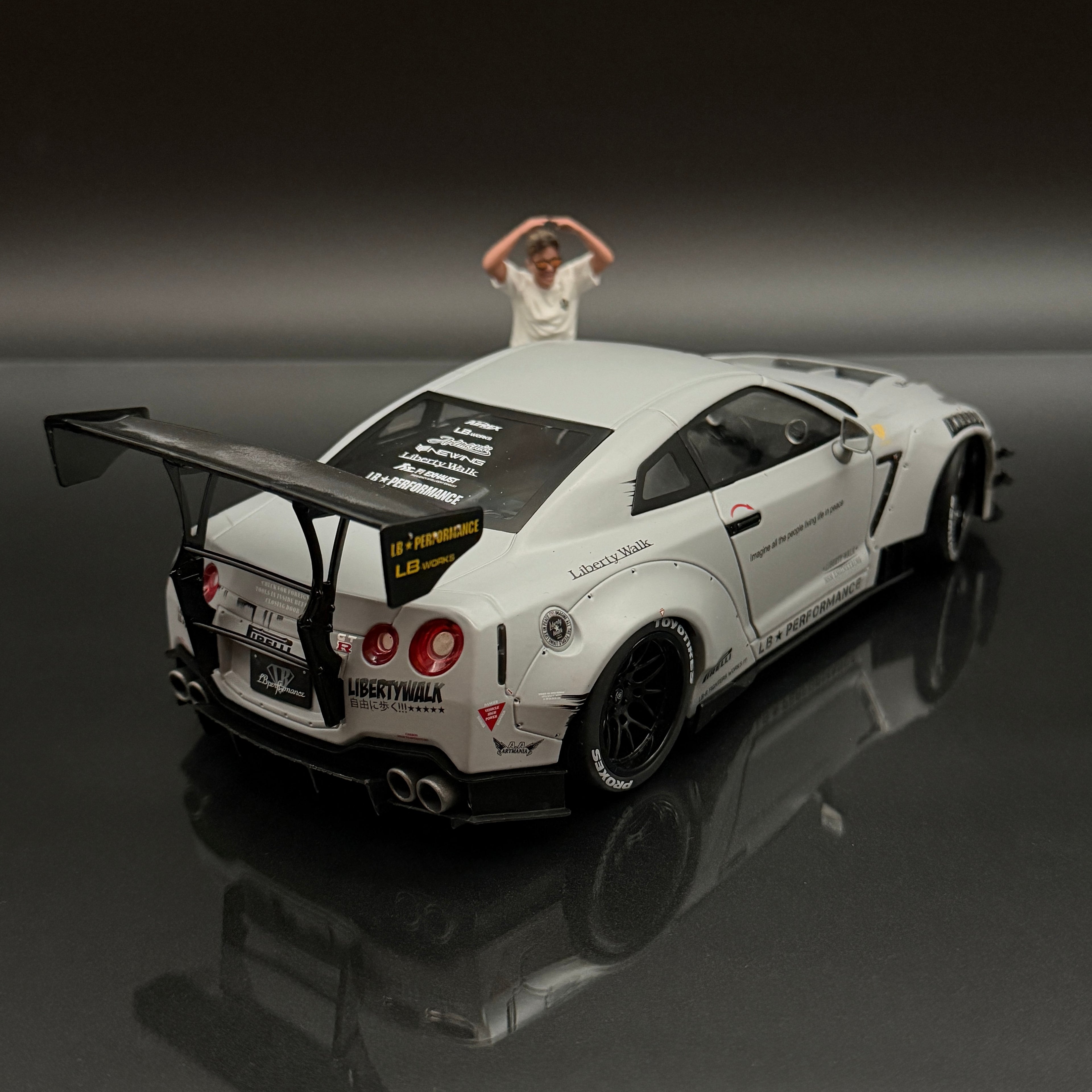 Nissan GT-R (R35) mit Liberty Walk Body Kit 2.0 2024 – Grau im Maßstab 1:18