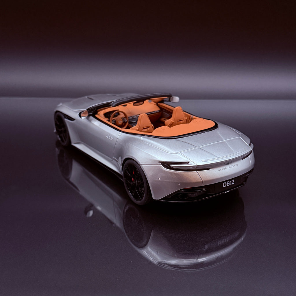 1/18 GT Spirit GT945 Aston Martin DB12 Volante Cabrio Aluminite Silber 2023