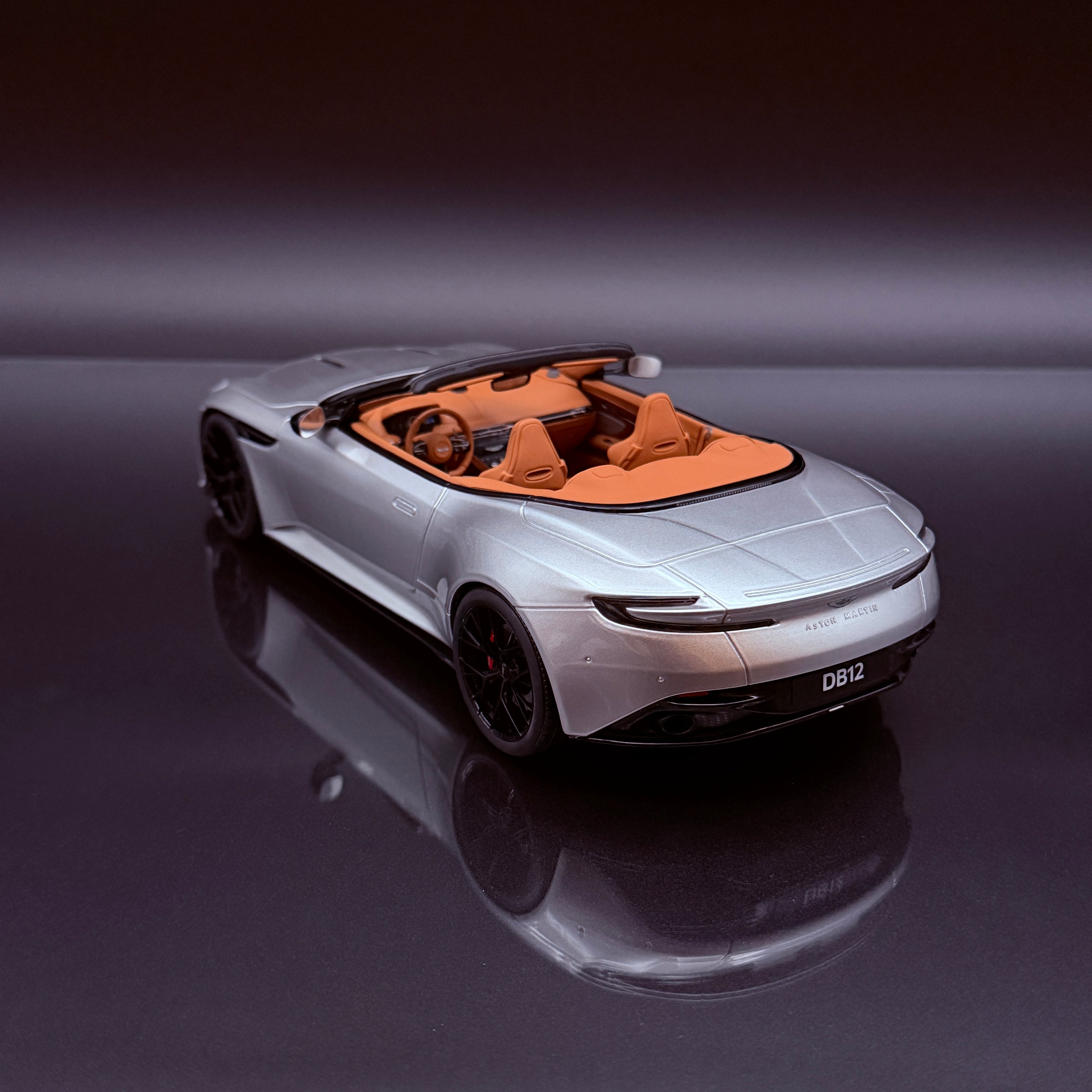 1/18 GT Spirit GT945 Aston Martin DB12 Volante Cabrio Aluminite Silber 2023