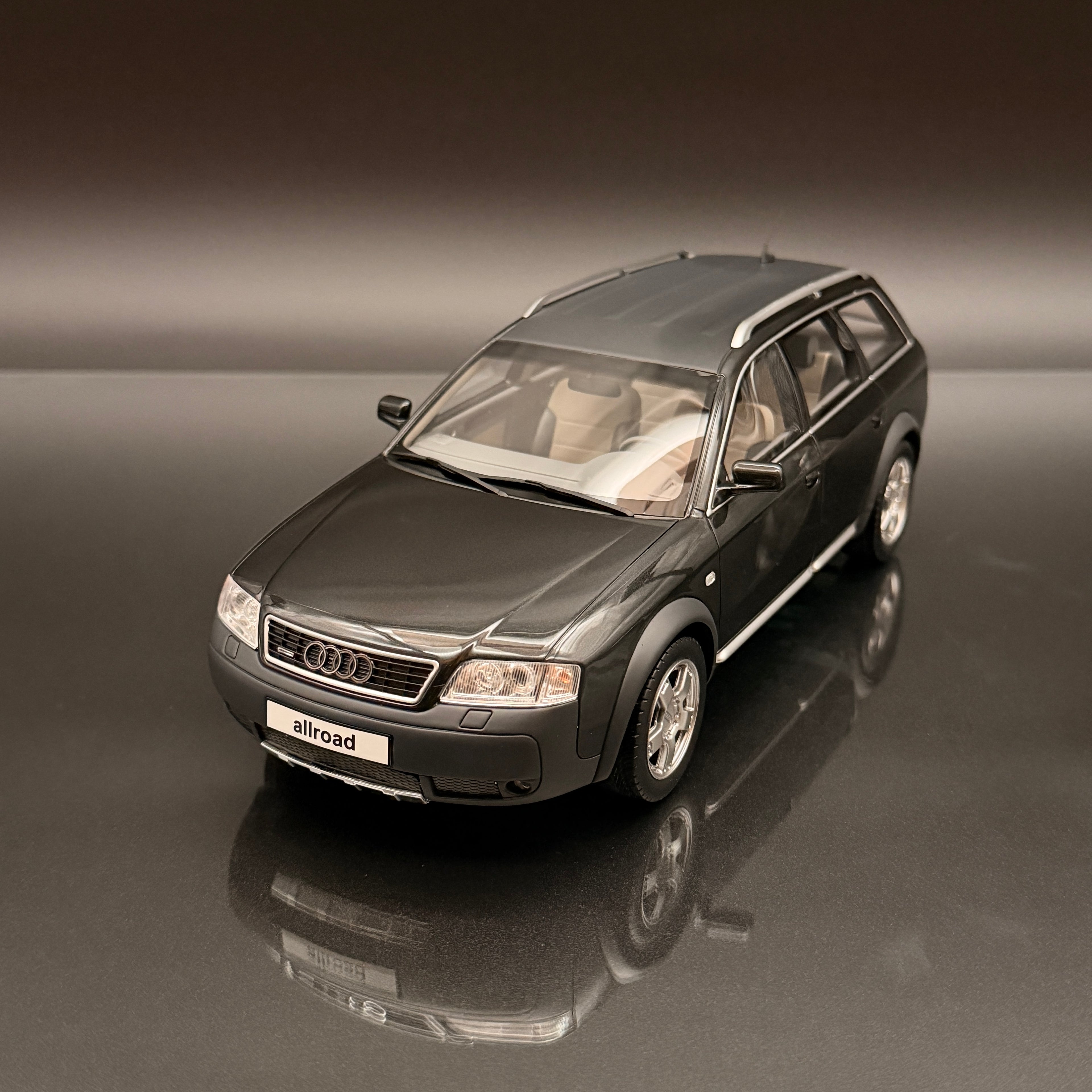 Audi A6 Allroad quattro (C5) 2000 – Brillantschwarz Maßstab 1:18 von OTTOmobile