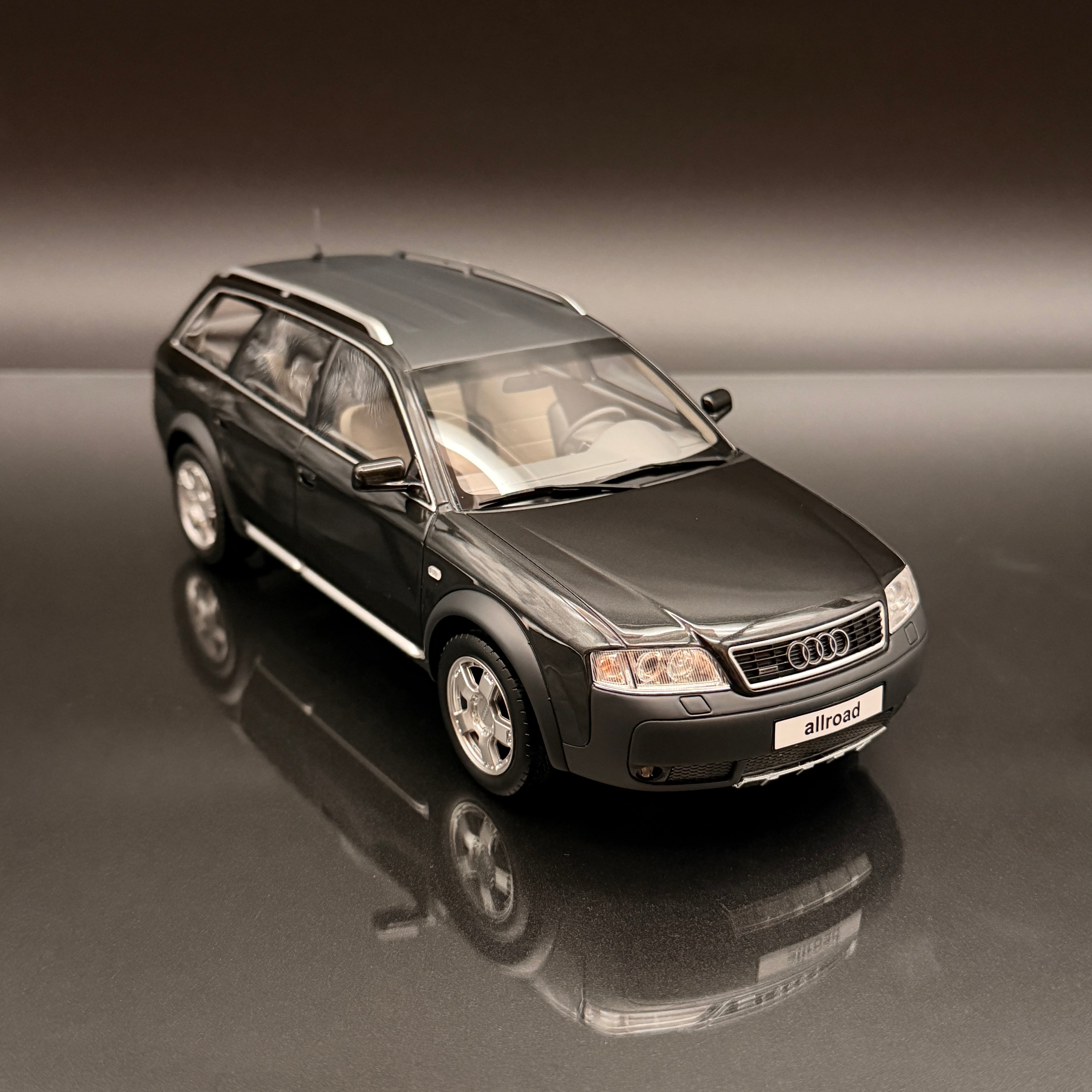 Audi A6 Allroad quattro (C5) 2000 – Brillantschwarz Maßstab 1:18 von OTTOmobile