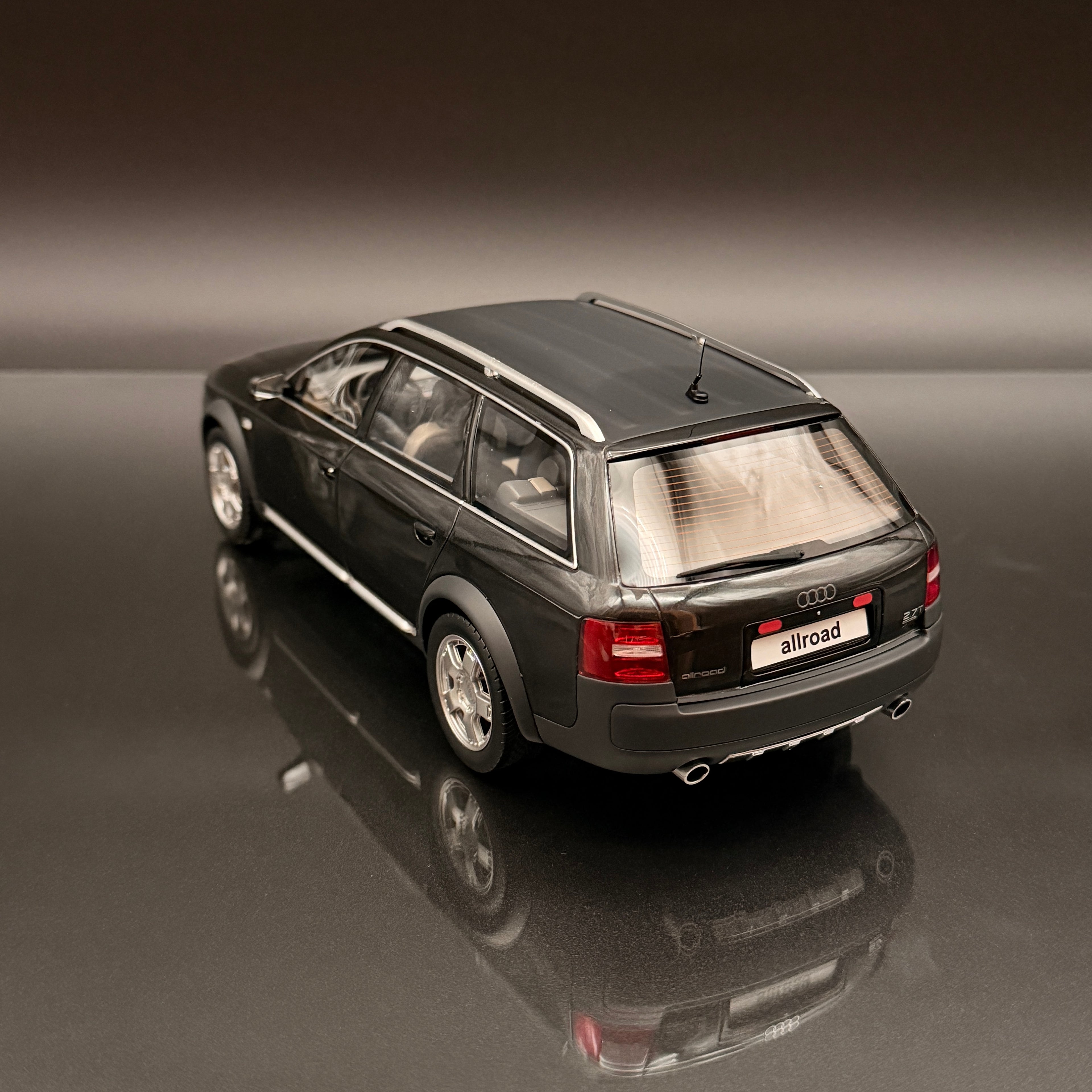 Audi A6 Allroad quattro (C5) 2000 – Brillantschwarz Maßstab 1:18 von OTTOmobile