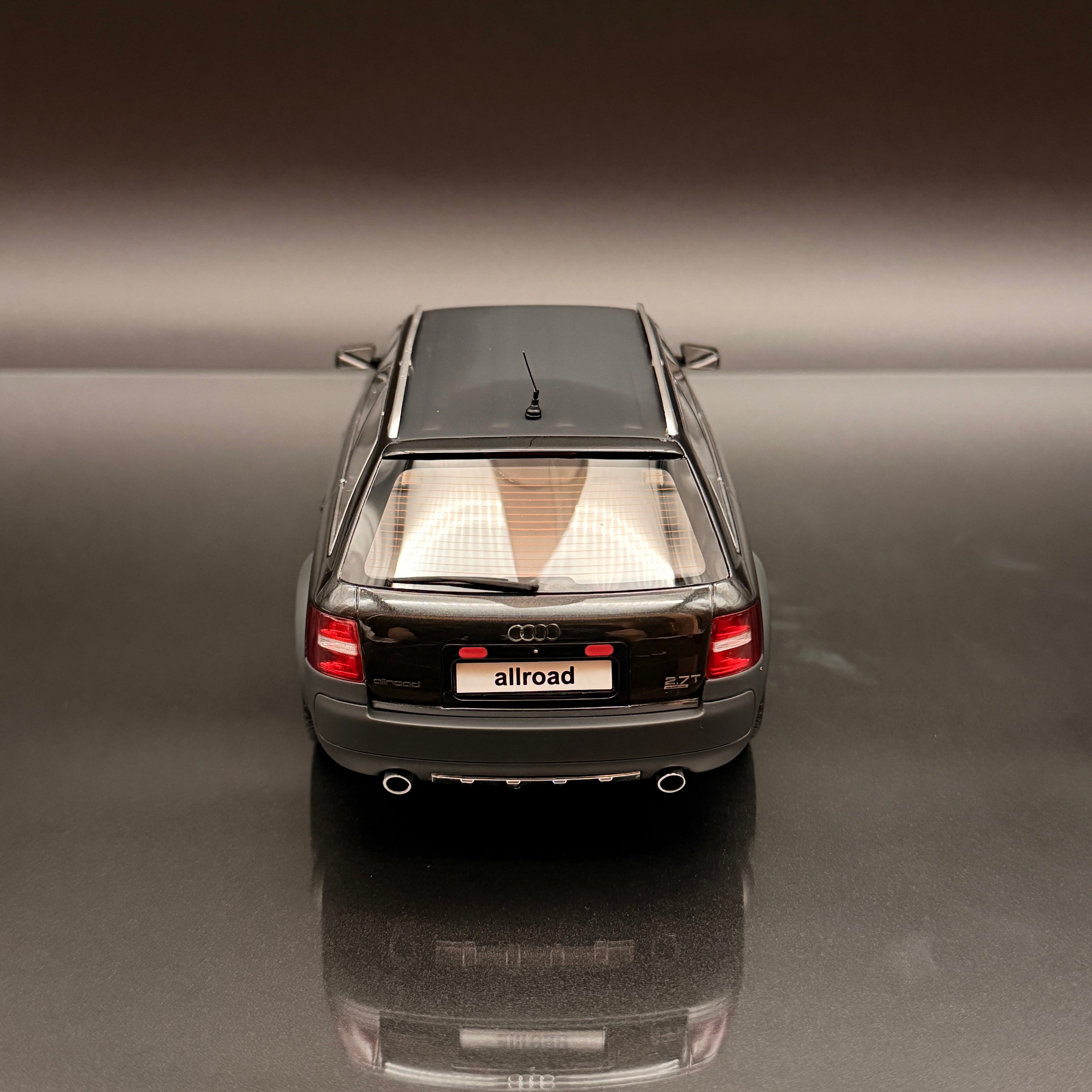 Audi A6 Allroad quattro (C5) 2000 – Brillantschwarz Maßstab 1:18 von OTTOmobile