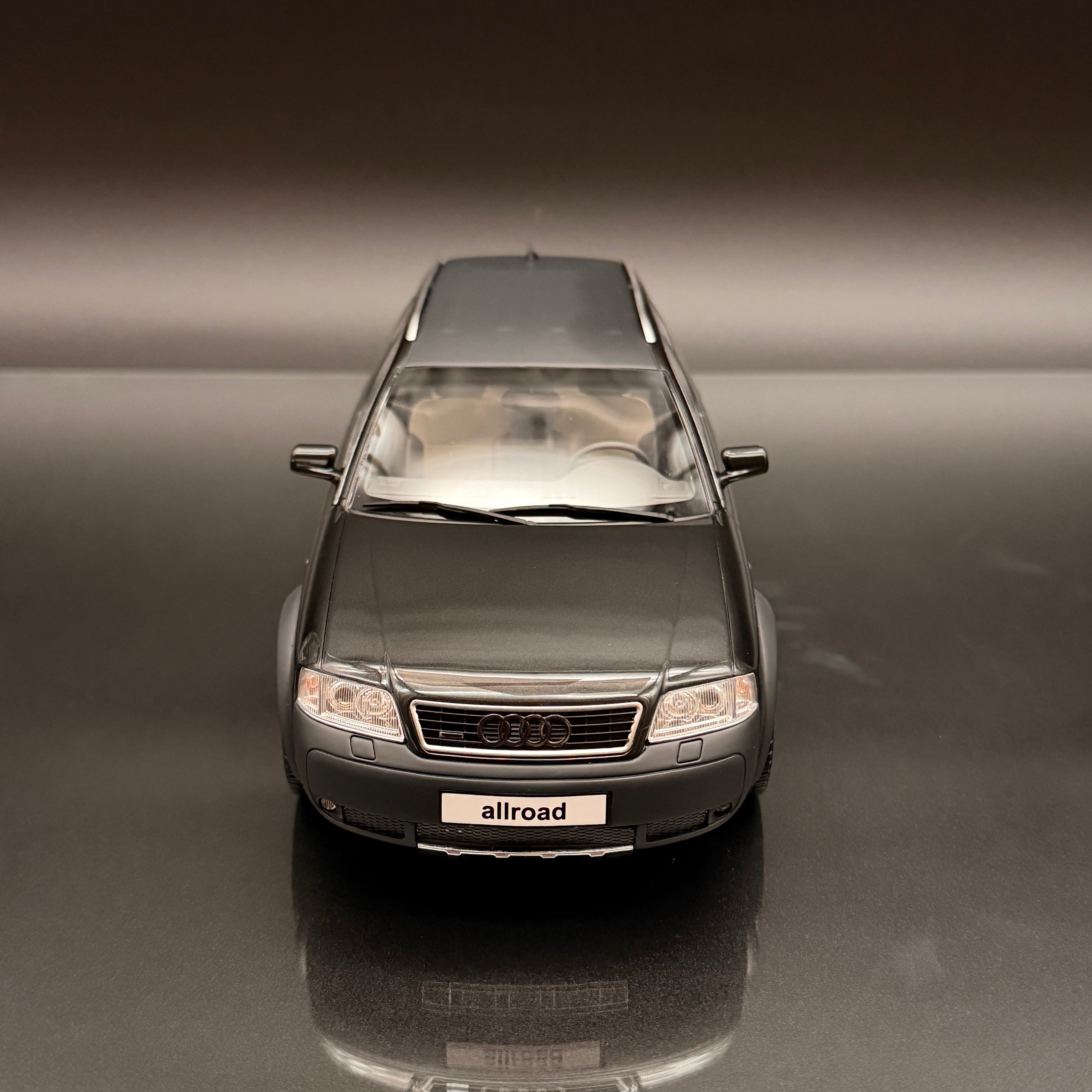 Audi A6 Allroad quattro (C5) 2000 – Brillantschwarz Maßstab 1:18 von OTTOmobile