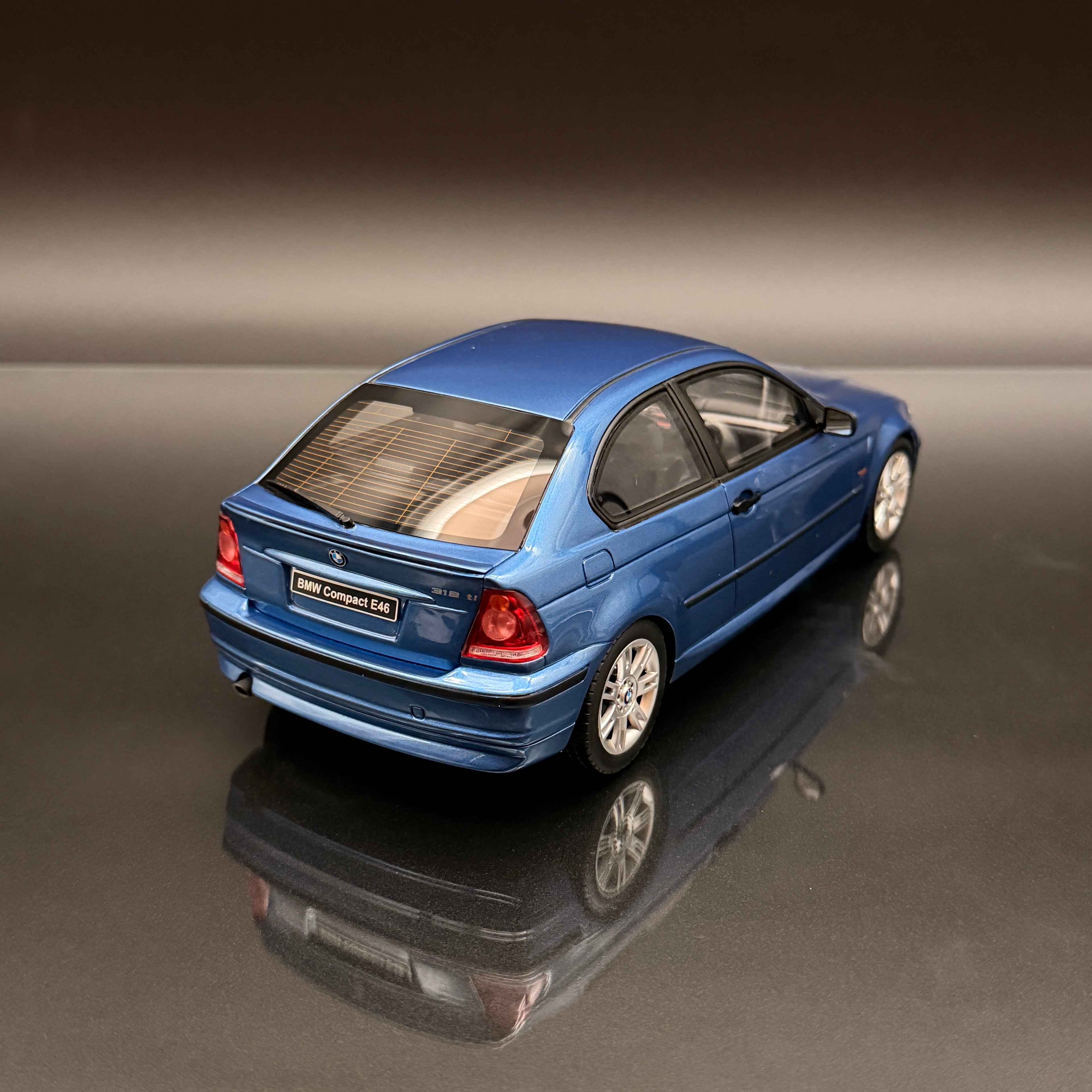 BMW 318ti Compact (E46) 2002 – Estorilblau Maßstab 1:18 von OTTOmobile
