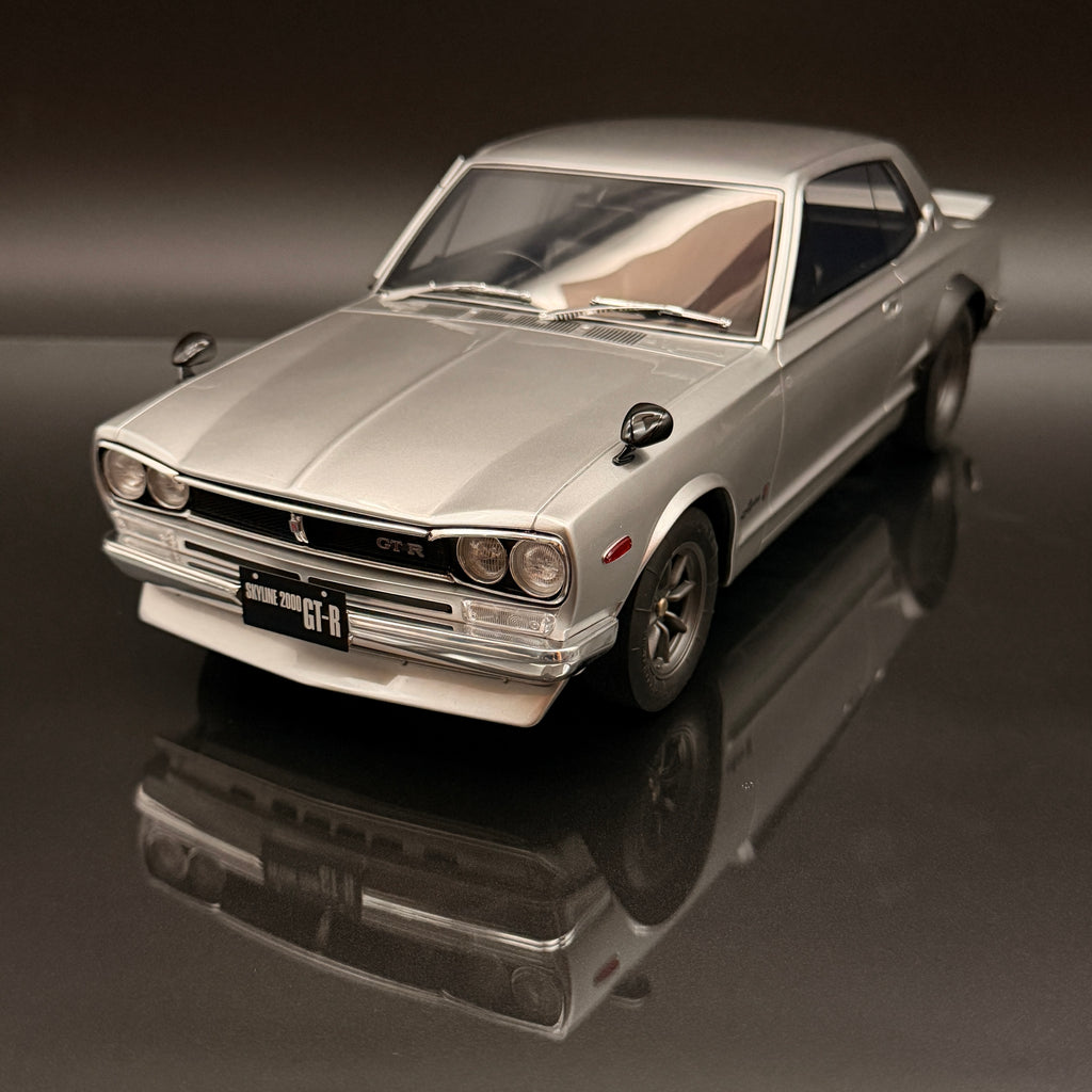 Nissan Skyline 2000 GT-R (KPGC10) 1971 – Silber Maßstab 1:12 von OTTOmobile
