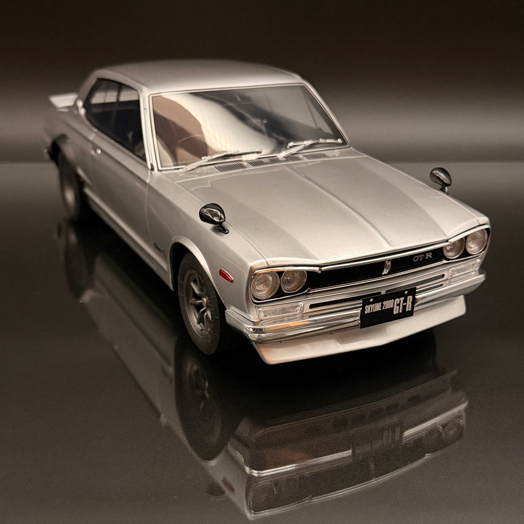 Nissan Skyline 2000 GT-R (KPGC10) 1971 – Silber Maßstab 1:12 von OTTOmobile