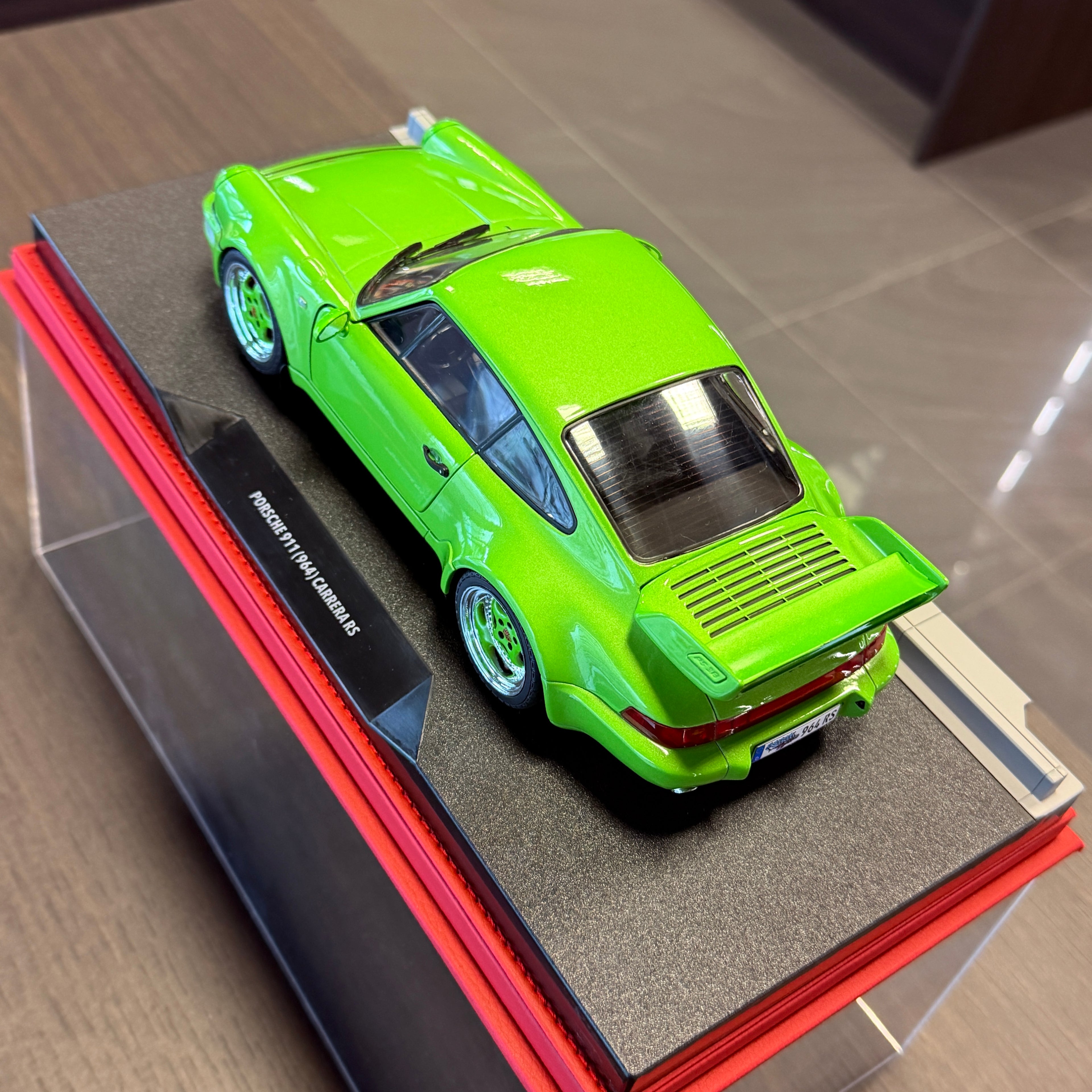 Porsche 911 (964) Carrera RS Streetfighters Green Metallic 1990 v mierke 1:18 od Solido