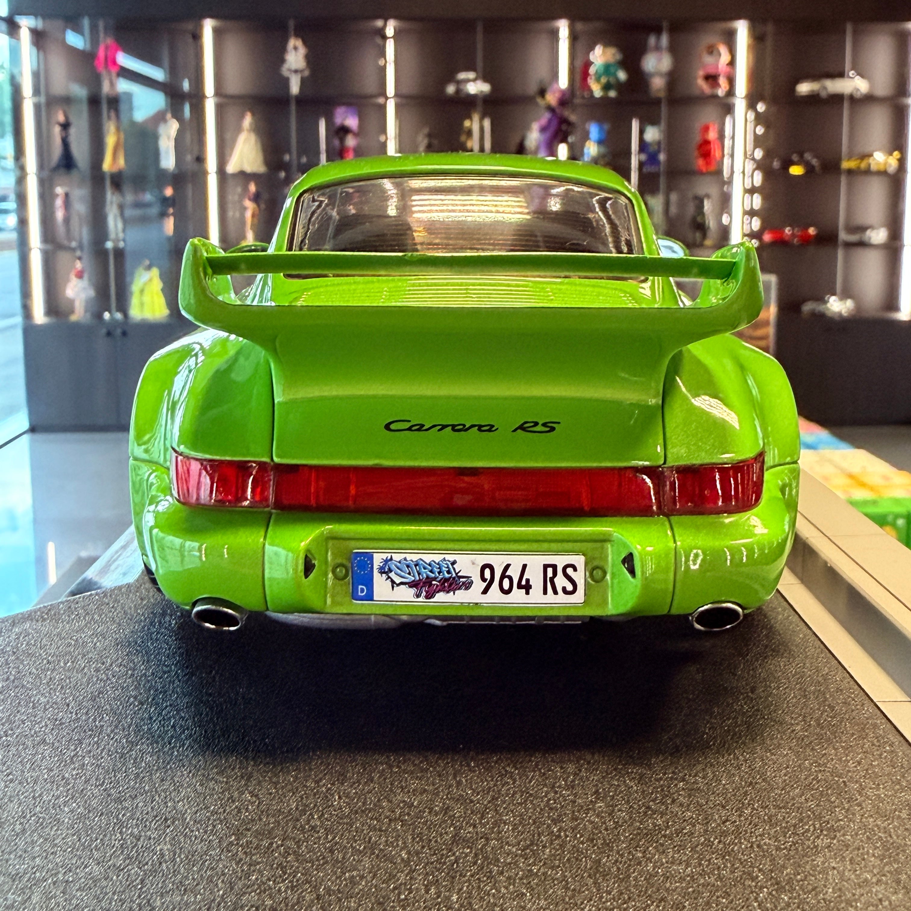 Porsche 911 (964) Carrera RS Streetfighters Green Metallic 1990 v mierke 1:18 od Solido