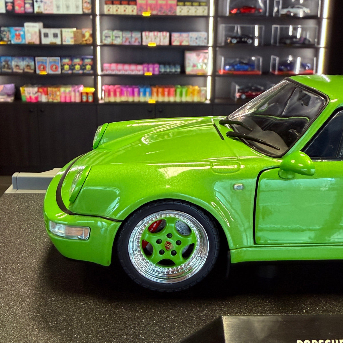 Porsche 911 (964) Carrera RS Streetfighters Green Metallic 1990 v mierke 1:18 od Solido