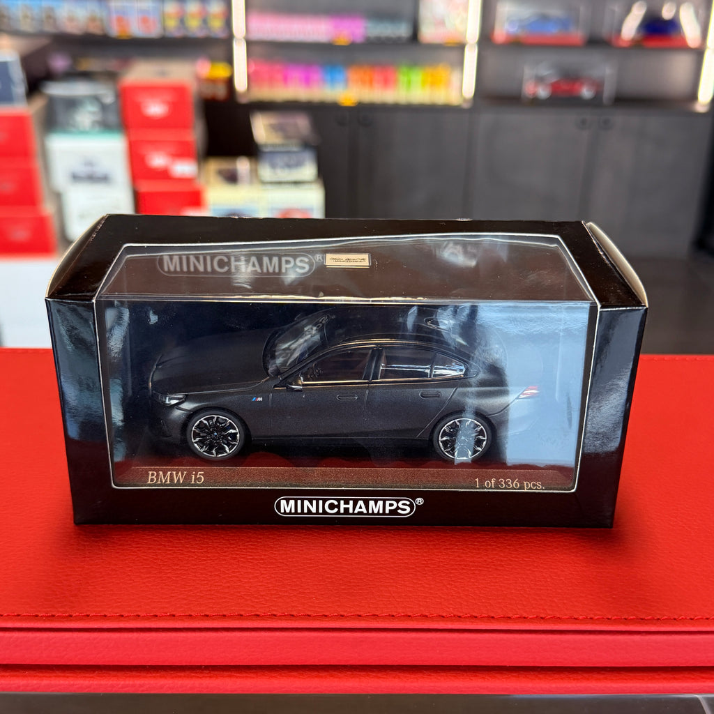 BMW i5 2024 v matné šedé metalíze 1:43 od Minichamps