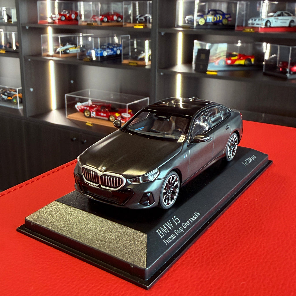 BMW i5 2024 v matné šedé metalíze 1:43 od Minichamps