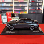 BMW i5 2024 v matné šedé metalíze 1:43 od Minichamps