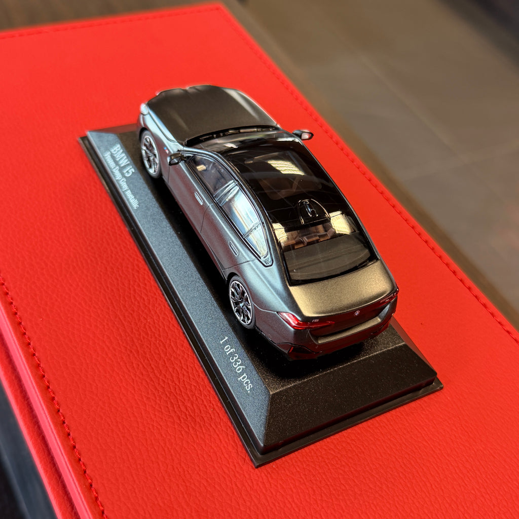 BMW i5 2024 v matné šedé metalíze 1:43 od Minichamps