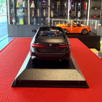 BMW i5 2024 v matné šedé metalíze 1:43 od Minichamps