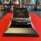 BMW i5 2024 v matné šedé metalíze 1:43 od Minichamps