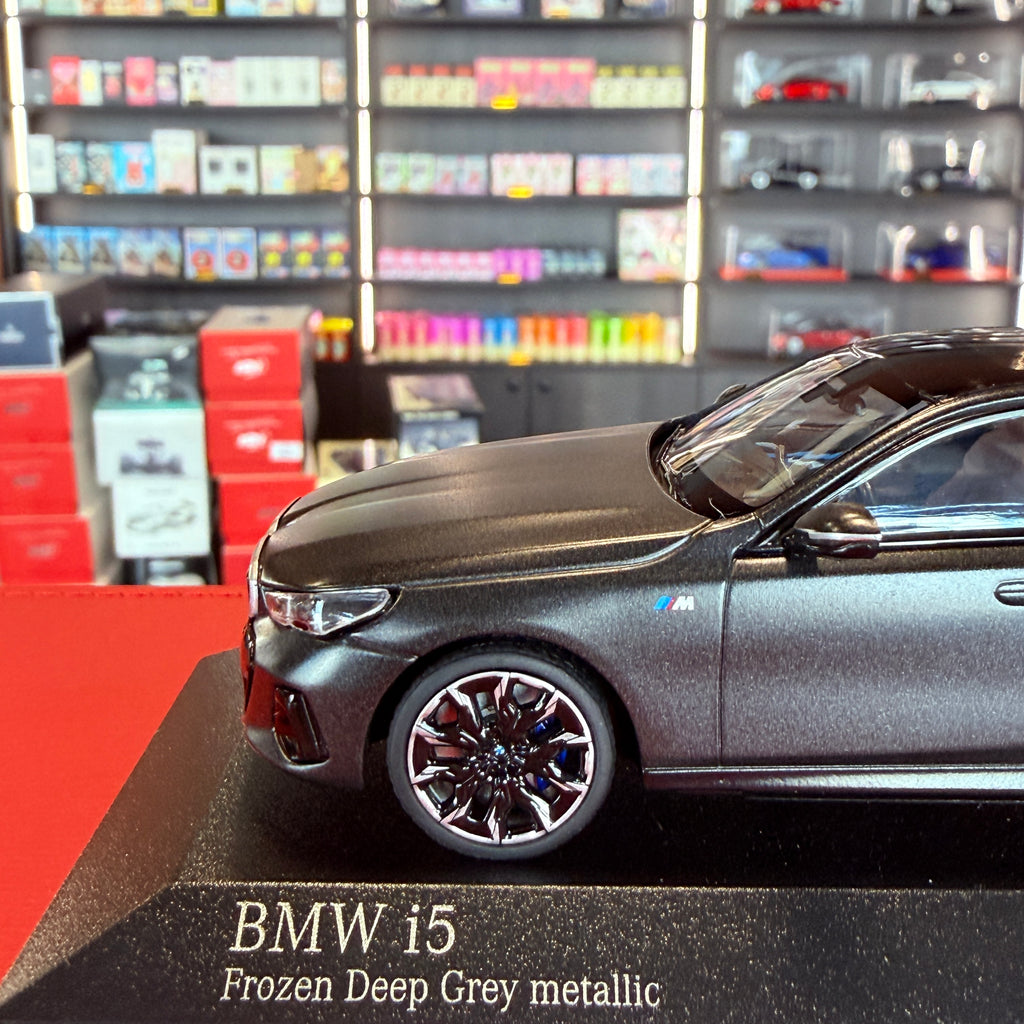 BMW i5 2024 v matné šedé metalíze 1:43 od Minichamps