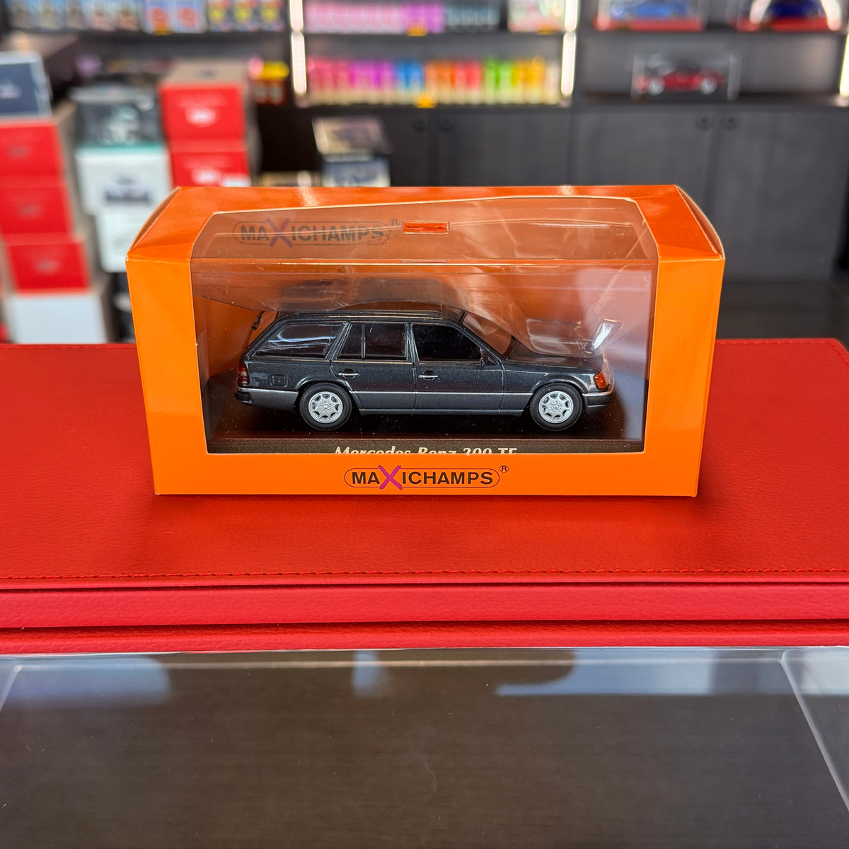 Mercedes-Benz 300 TE 1990 Černá metalíza 1:43 Maxichamps