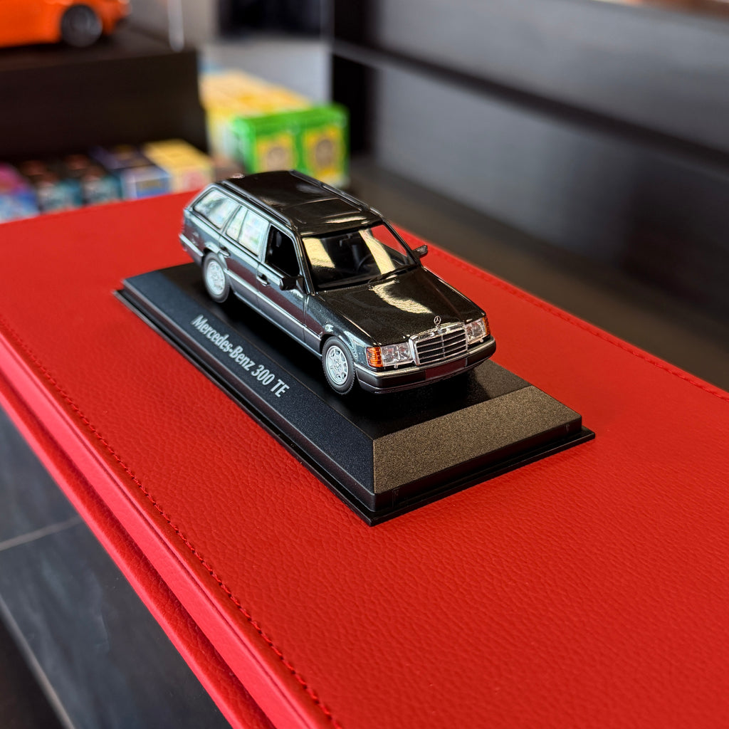 Mercedes-Benz 300 TE 1990 Černá metalíza 1:43 Maxichamps