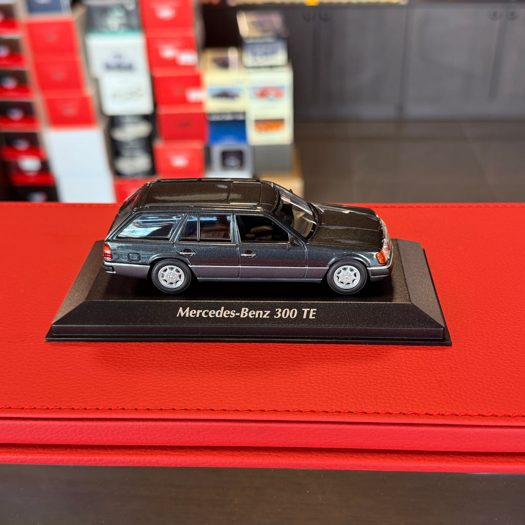 Mercedes-Benz 300 TE 1990 Černá metalíza 1:43 Maxichamps