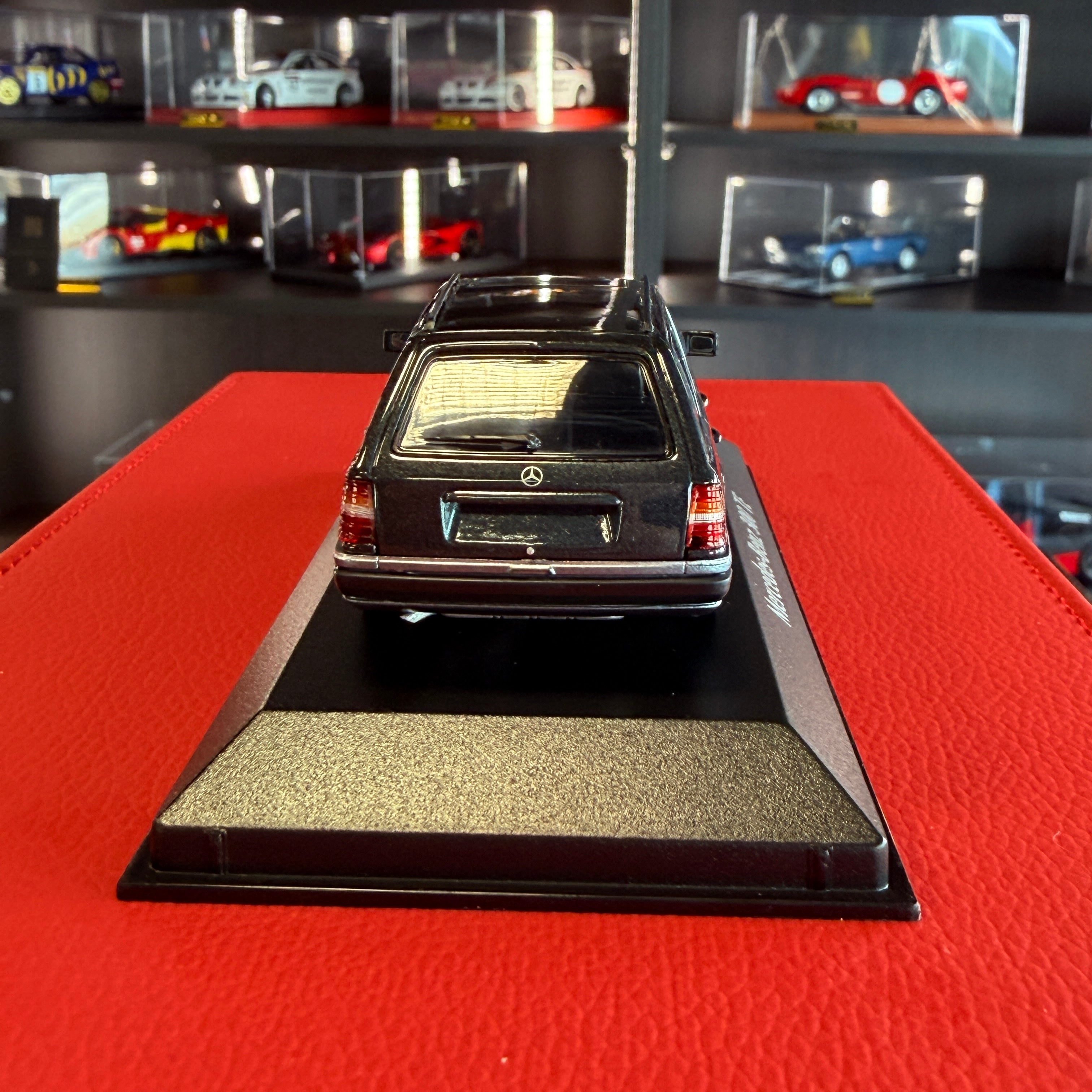 Mercedes-Benz 300 TE 1990 Černá metalíza 1:43 Maxichamps