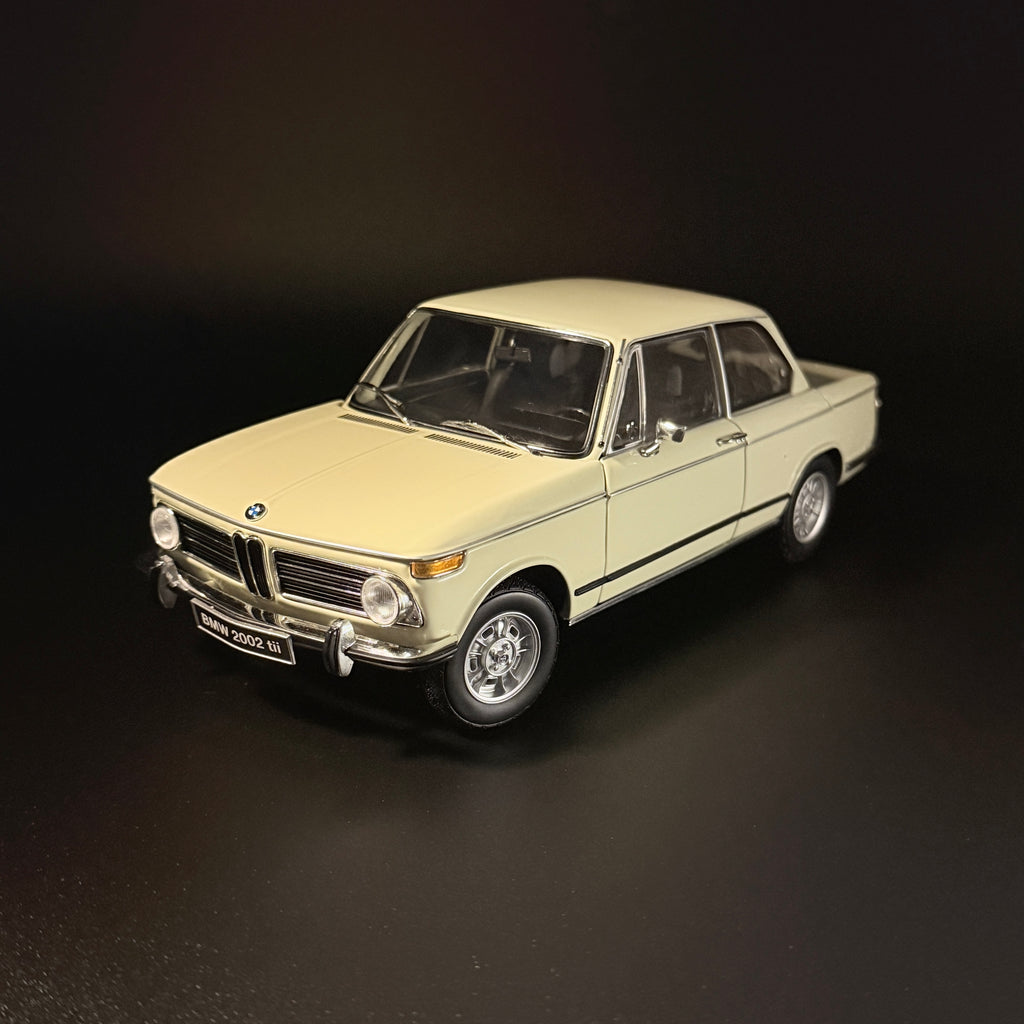 BMW 2002tii 1972 – Creme Maßstab 1:18 von KYOSHO