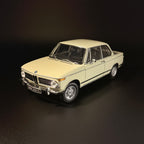 BMW 2002tii 1972 – Creme Maßstab 1:18 von KYOSHO