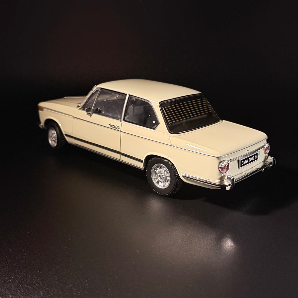 BMW 2002tii 1972 – Creme Maßstab 1:18 von KYOSHO
