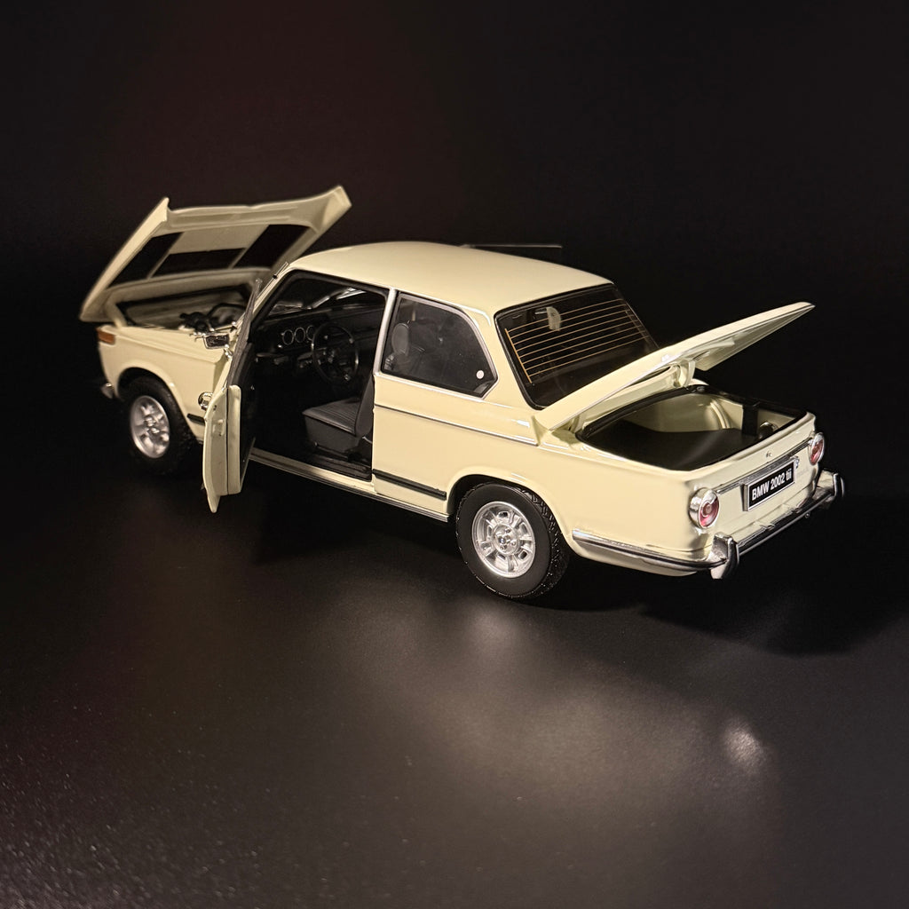 BMW 2002tii 1972 – Creme Maßstab 1:18 von KYOSHO