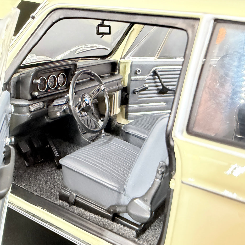 BMW 2002tii 1972 – Creme Maßstab 1:18 von KYOSHO