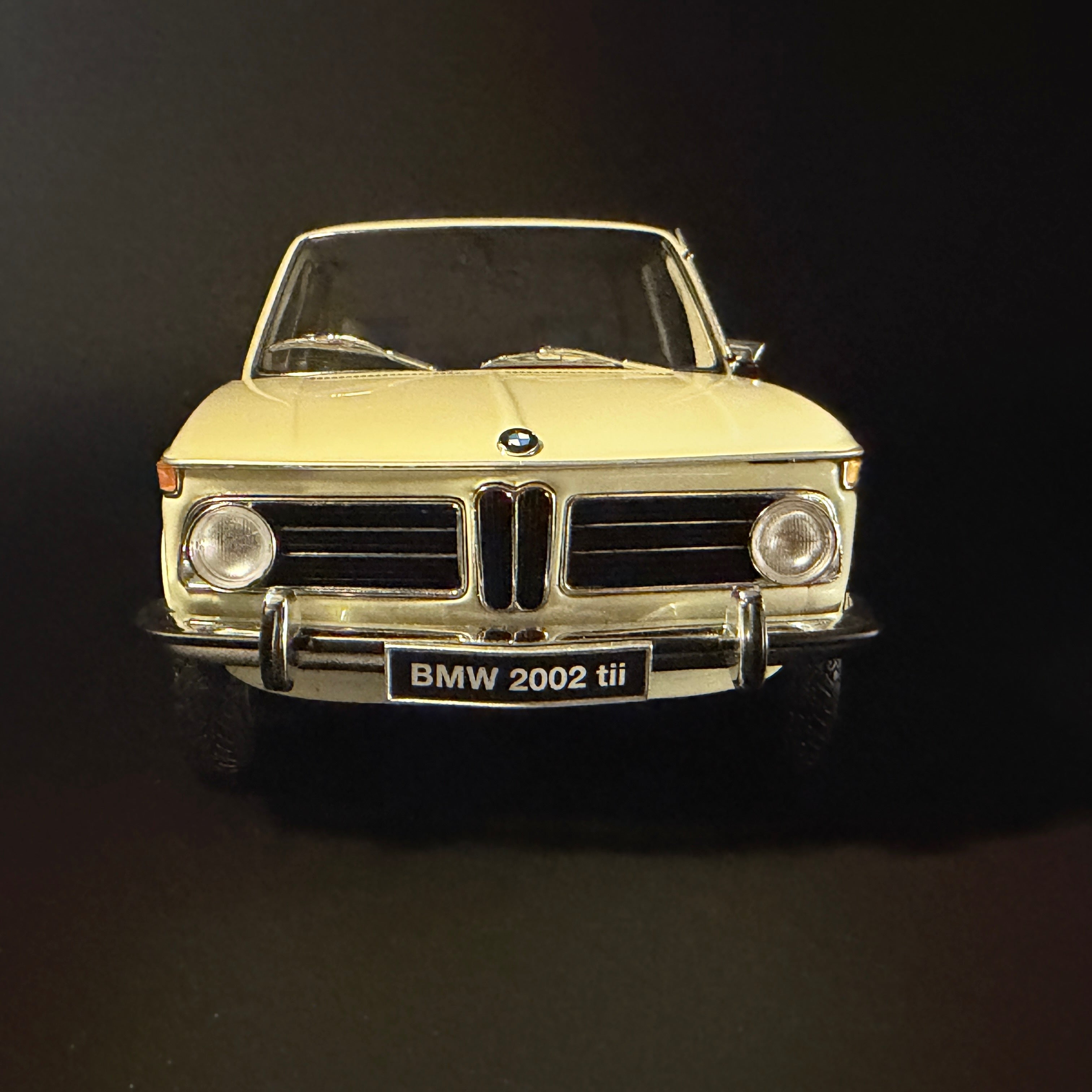BMW 2002tii 1972 – Creme Maßstab 1:18 von KYOSHO