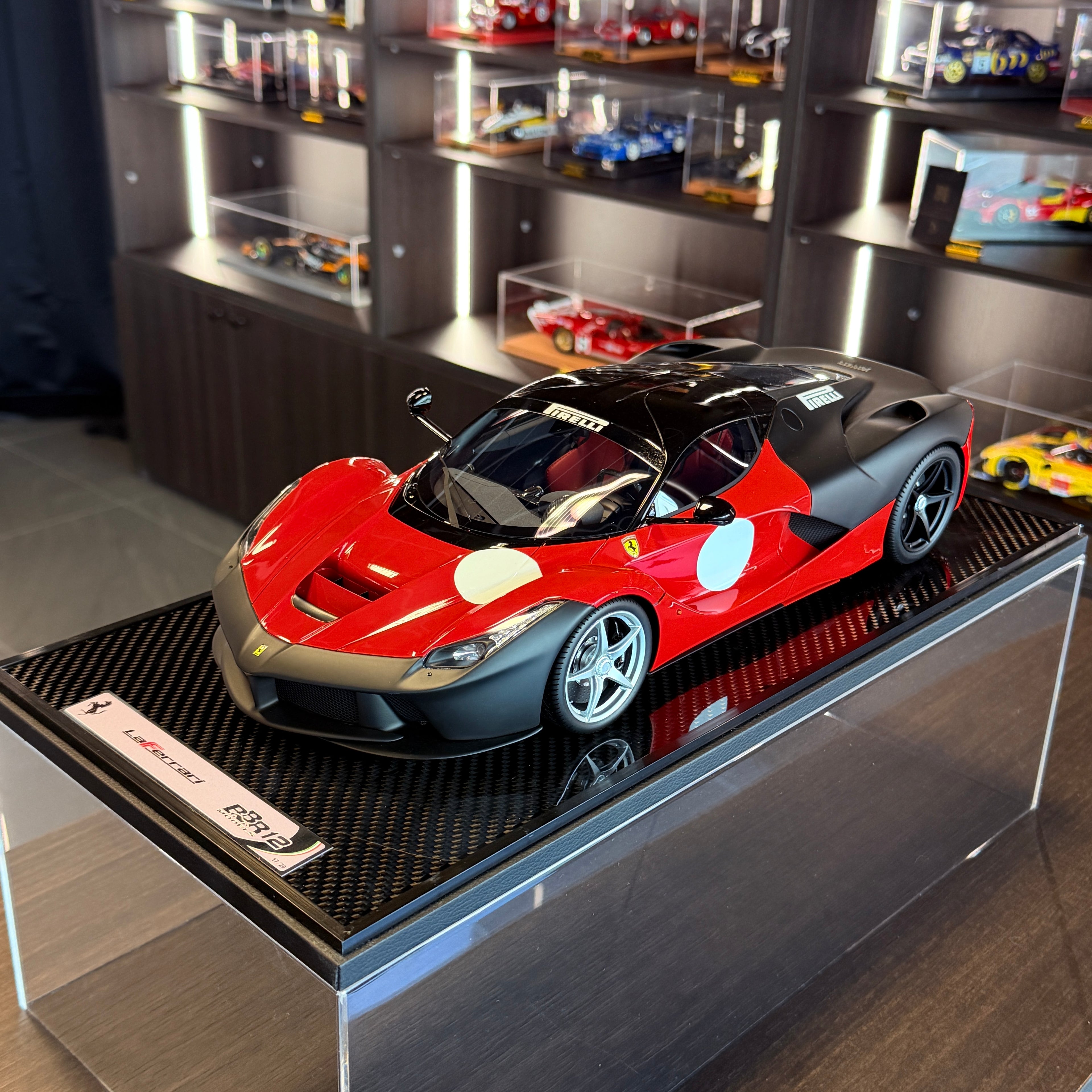 Ferrari LaFerrari Test Prototype 2012 – Rosso Corsa 322 a Nero Opaco, exkluzivní limitovaná edice (20 ks) s vitrínou, měřítko 1:12 s vitrínou od BBR Models