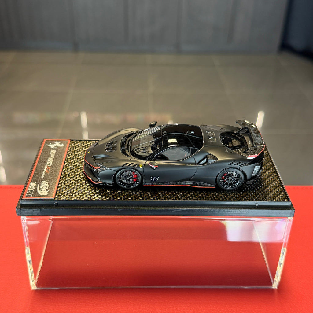 Ferrari SF90 XX Stradale č. 16 Charles Leclerc – matně černá limitovaná edice, měřítko 1:43 s vitrínkou od BBR Models