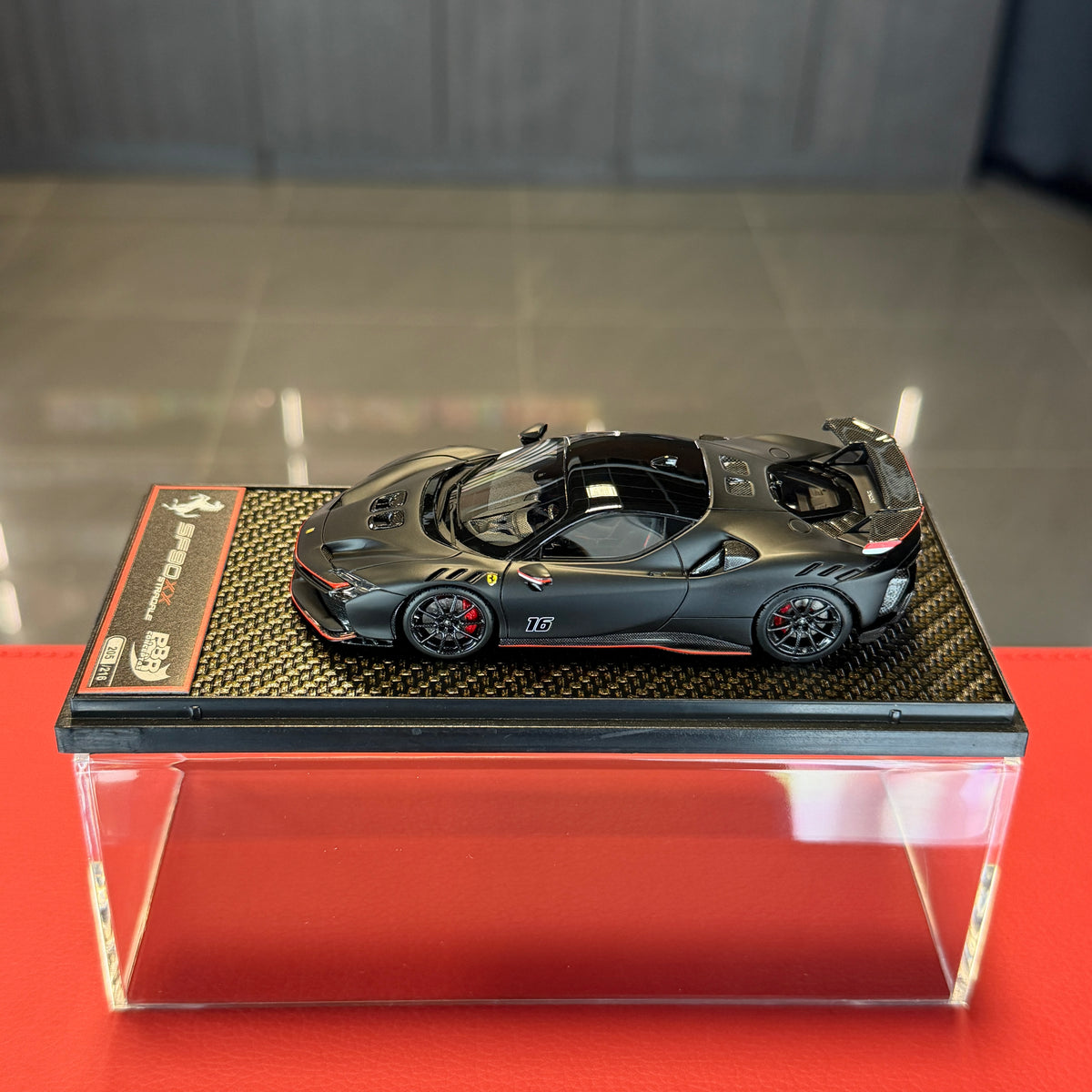 Ferrari SF90 XX Stradale #16 Charles Leclerc – Edición Limitada Negro Mate Escala 1:43 con Vitrina de BBR Models