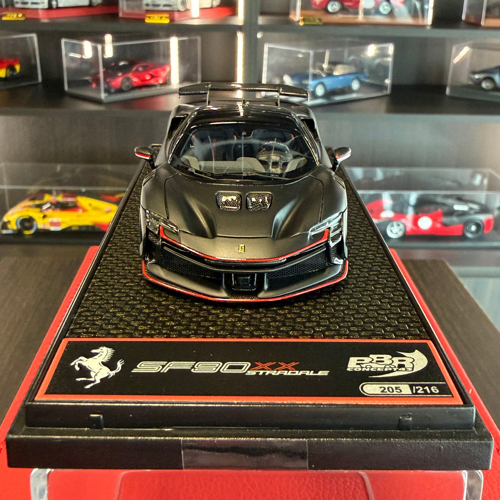Ferrari SF90 XX Stradale č. 16 Charles Leclerc – matně černá limitovaná edice, měřítko 1:43 s vitrínkou od BBR Models
