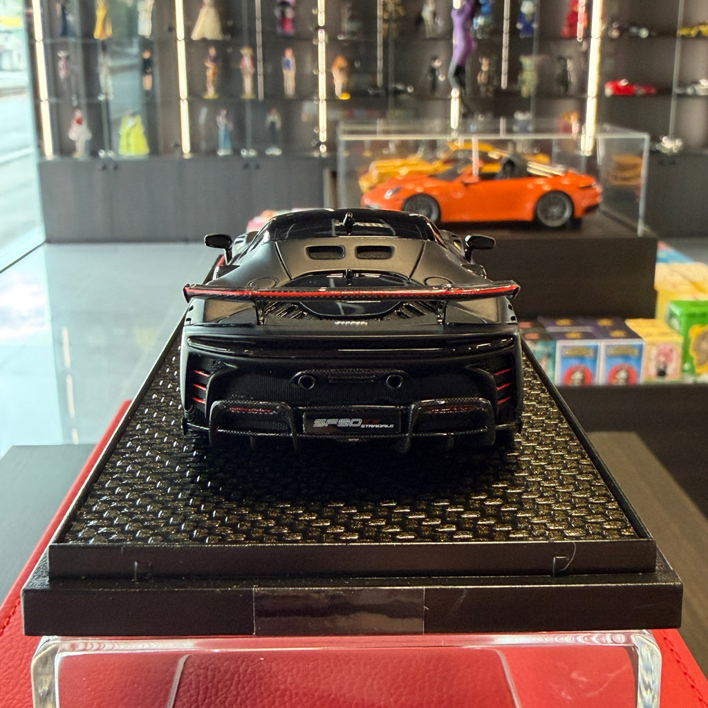 Ferrari SF90 XX Stradale č. 16 Charles Leclerc – matně černá limitovaná edice, měřítko 1:43 s vitrínkou od BBR Models