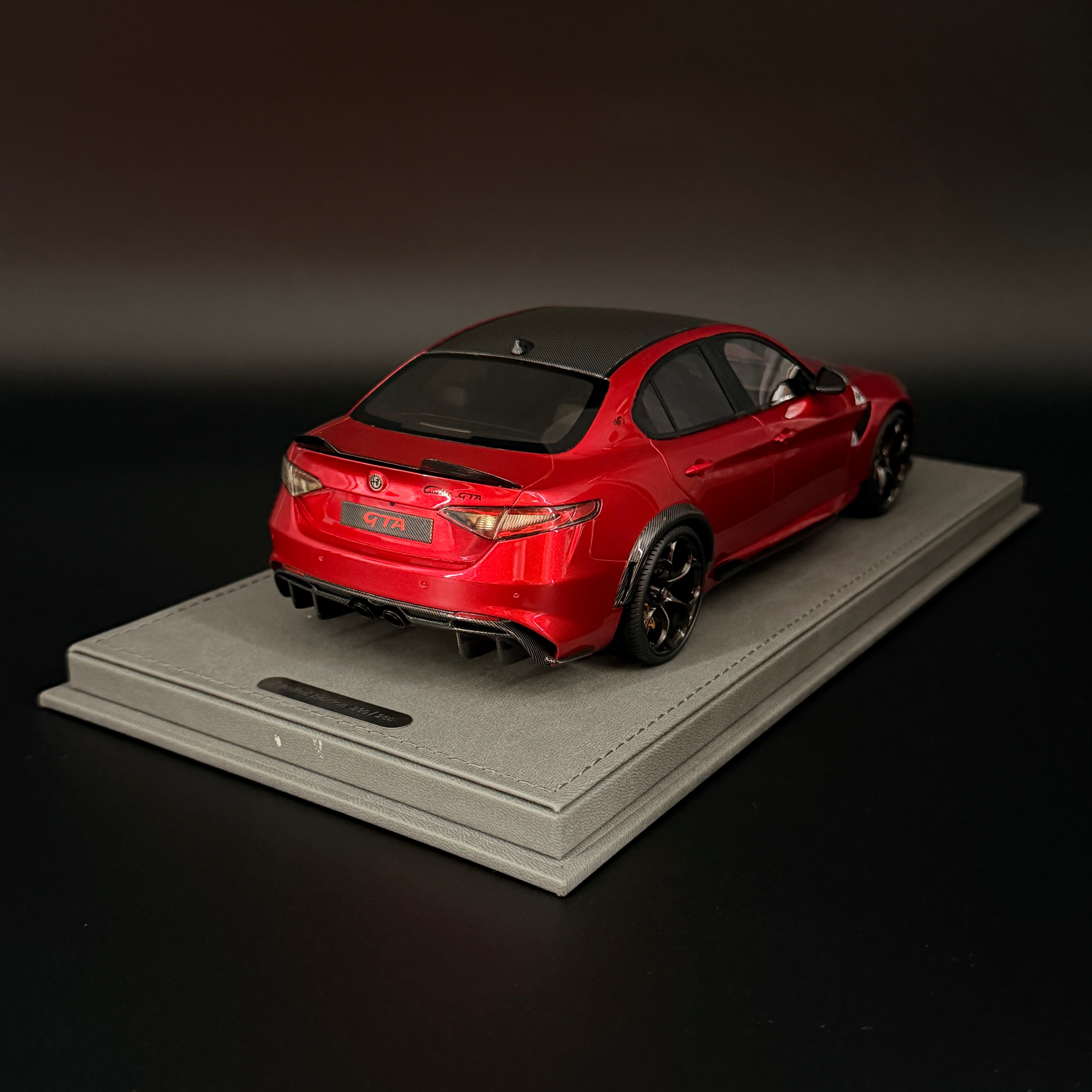 BBR 1/18 Alfa Romeo Giulia GTA Modellauto - Rosso GTA Bremsen Gold