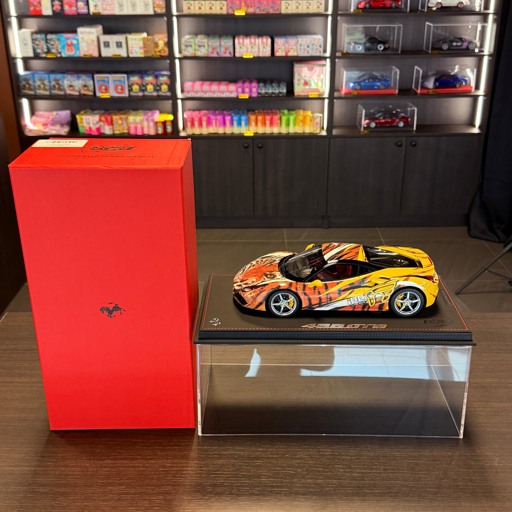 Ferrari 488 GTB Tiger Giallo Modena v měřítku 1:18 s vitrínou od BBR Models (limitovaná edice 100 kusů)
