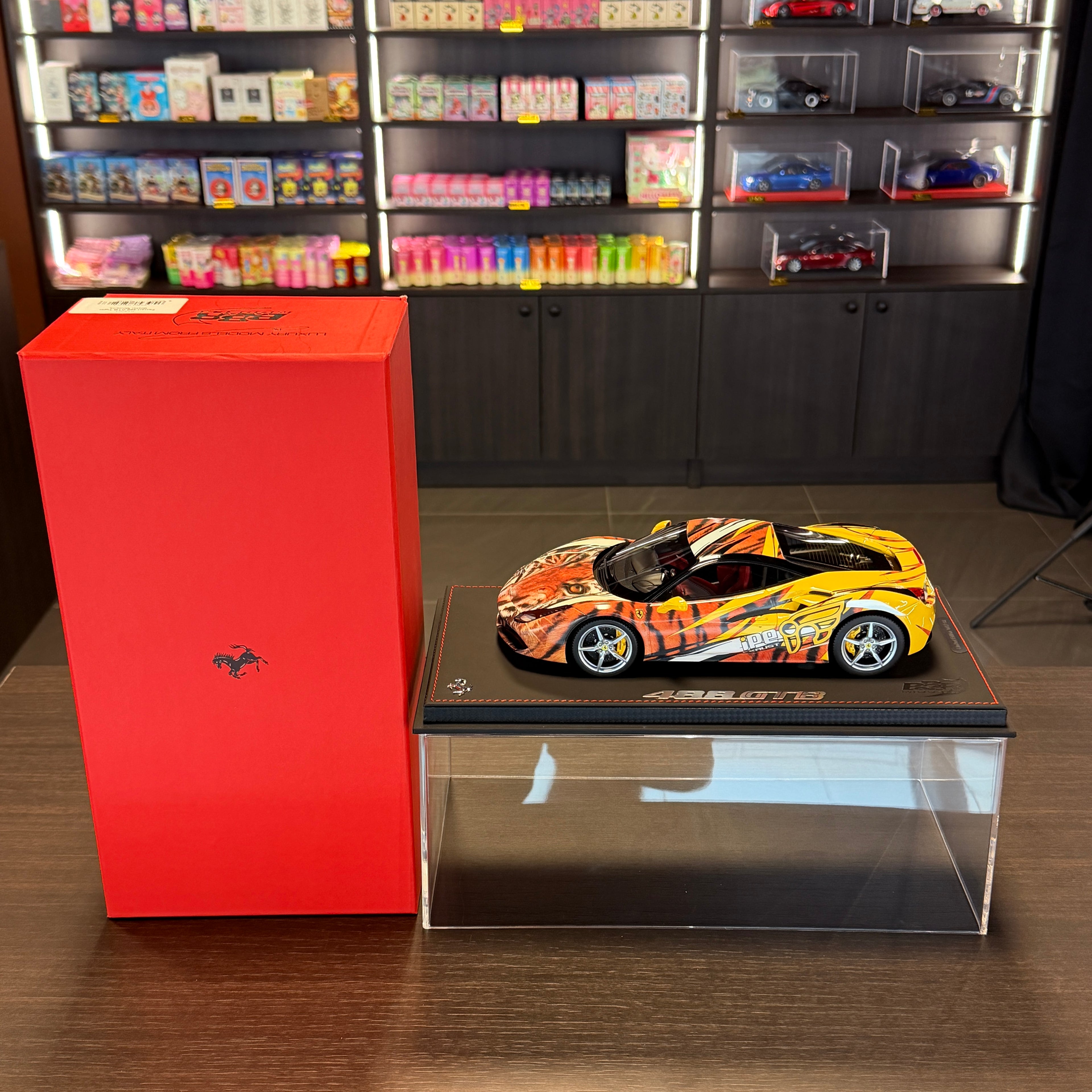 Ferrari 488 GTB Tiger Giallo Modena v měřítku 1:18 s vitrínou od BBR Models (limitovaná edice 100 kusů)