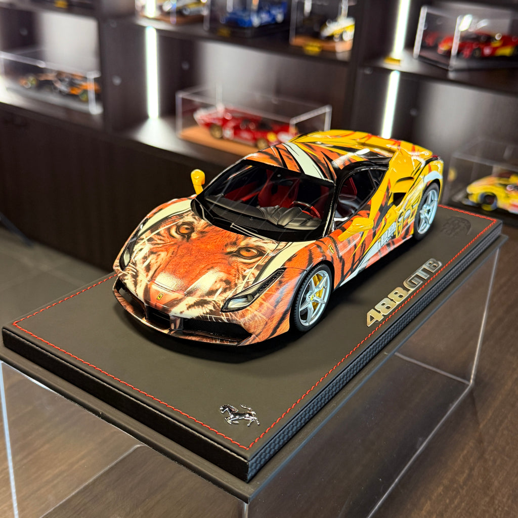 Ferrari 488 GTB Tiger Giallo Modena v měřítku 1:18 s vitrínou od BBR Models (limitovaná edice 100 kusů)