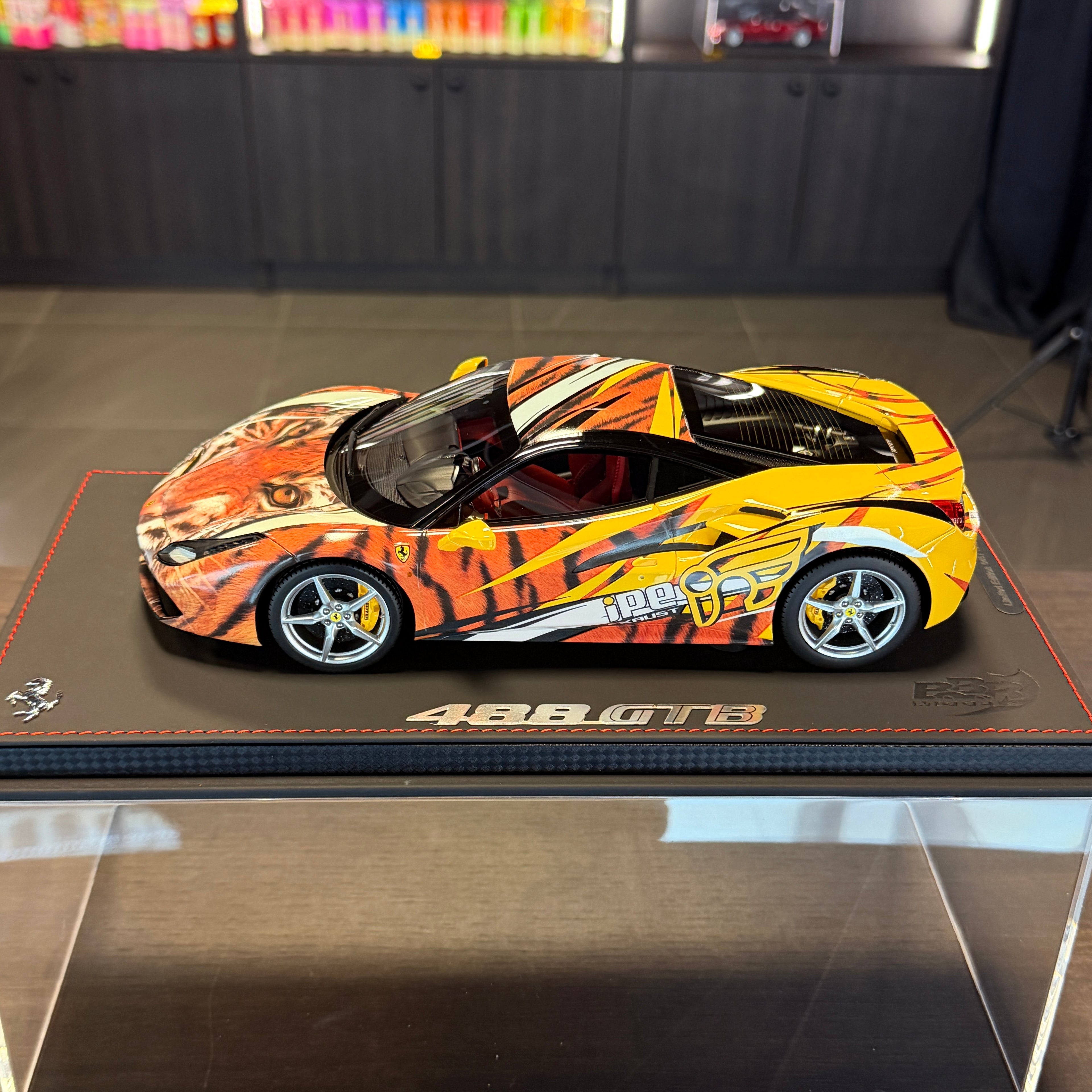 Ferrari 488 GTB Tiger Giallo Modena v měřítku 1:18 s vitrínou od BBR Models (limitovaná edice 100 kusů)