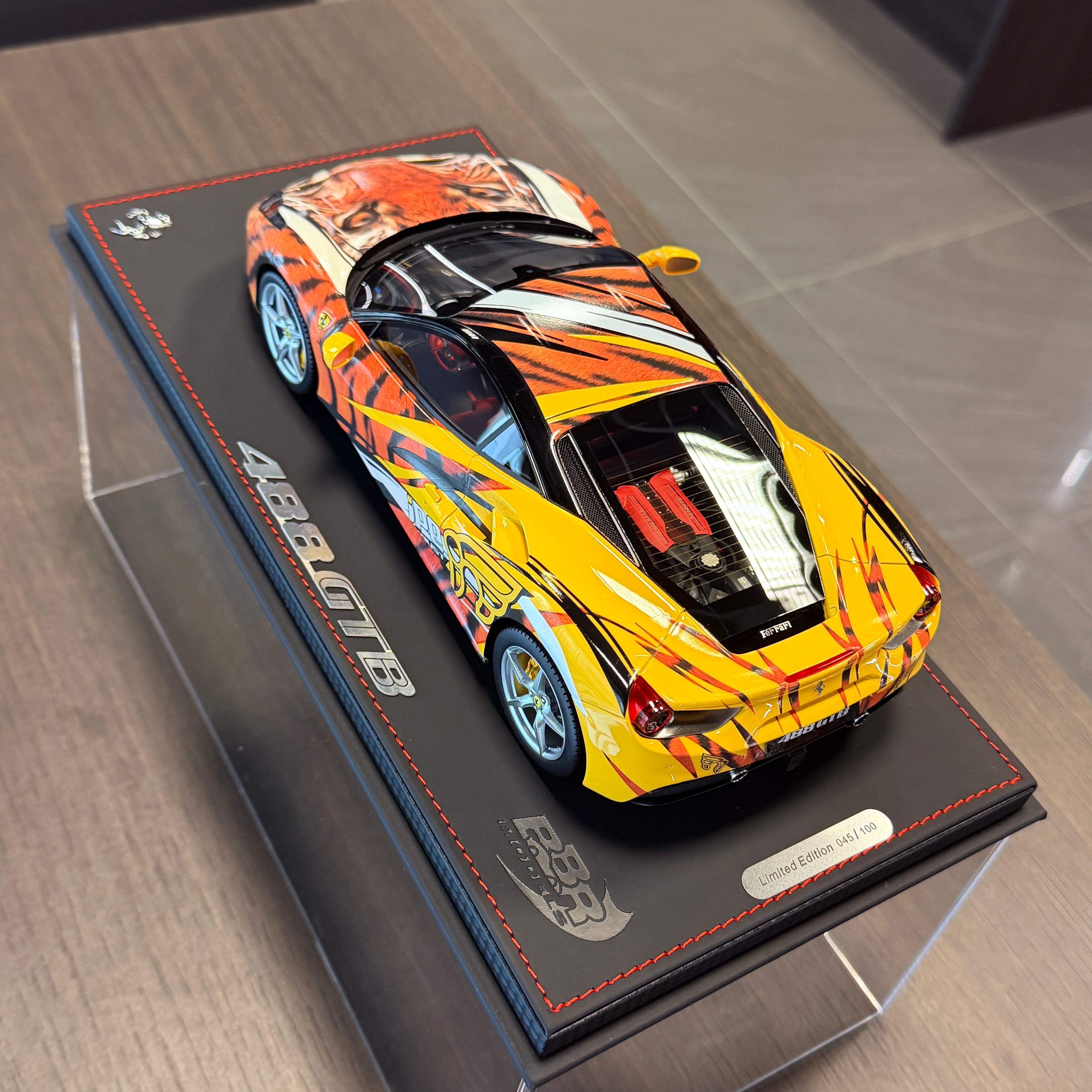 Ferrari 488 GTB Tiger Giallo Modena v měřítku 1:18 s vitrínou od BBR Models (limitovaná edice 100 kusů)