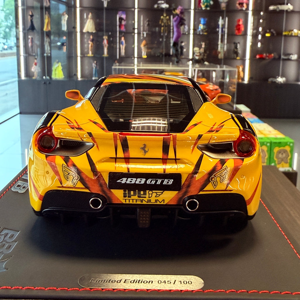 Ferrari 488 GTB Tiger Giallo Modena v měřítku 1:18 s vitrínou od BBR Models (limitovaná edice 100 kusů)