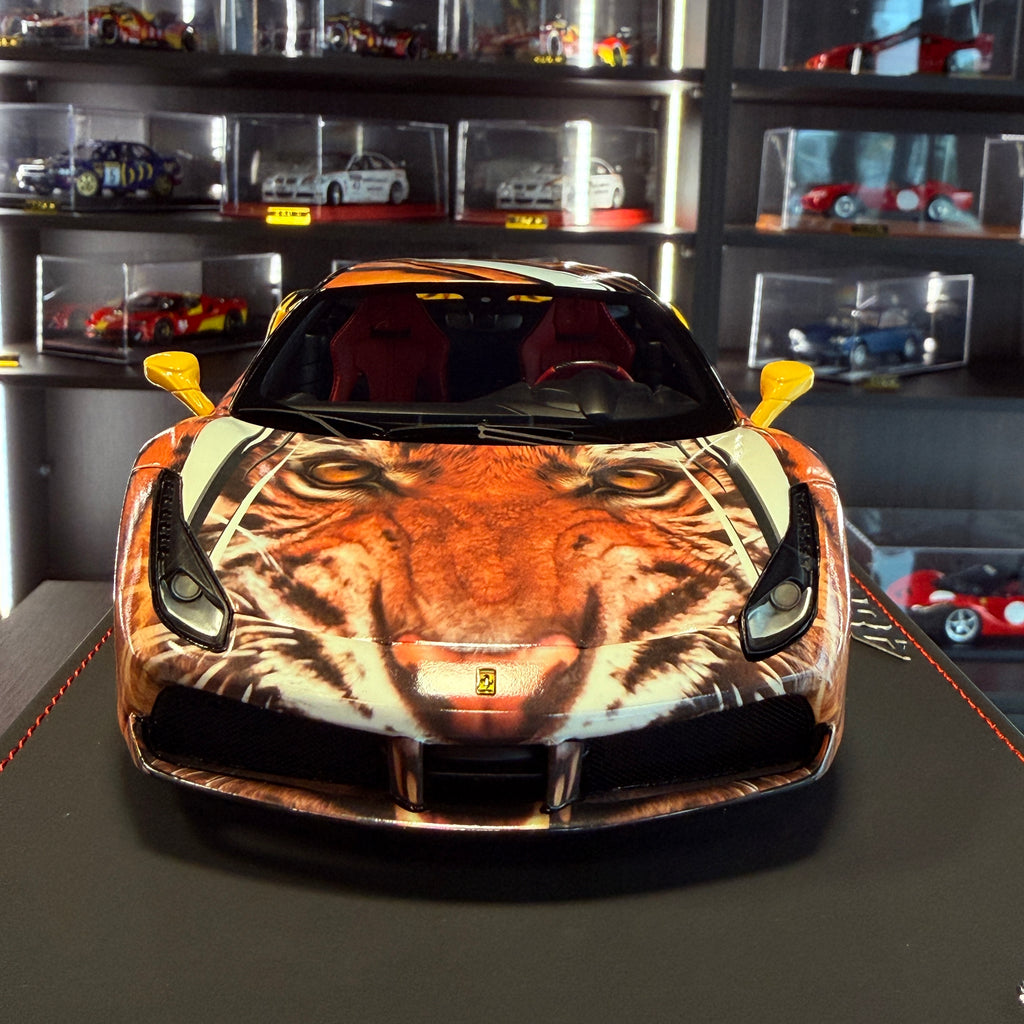 Ferrari 488 GTB Tiger Giallo Modena v měřítku 1:18 s vitrínou od BBR Models (limitovaná edice 100 kusů)