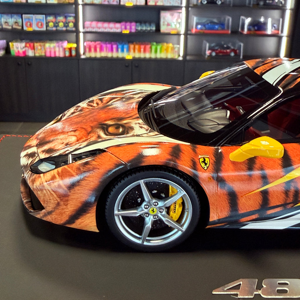 Ferrari 488 GTB Tiger Giallo Modena v měřítku 1:18 s vitrínou od BBR Models (limitovaná edice 100 kusů)