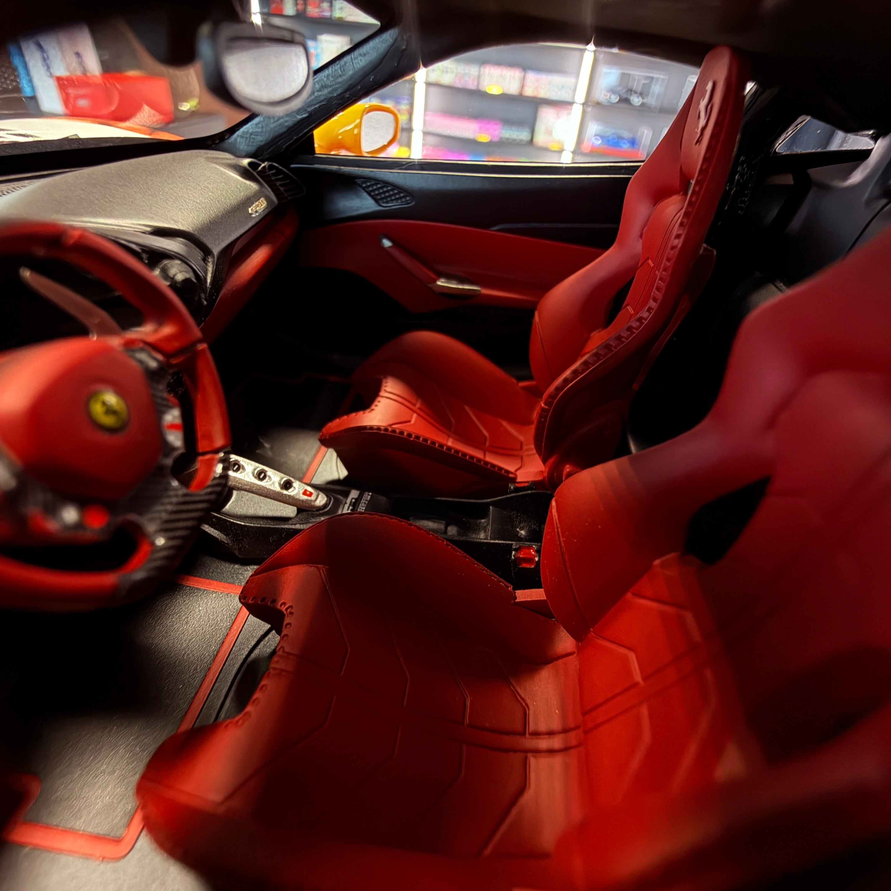 Ferrari 488 GTB Tiger Giallo Modena v měřítku 1:18 s vitrínou od BBR Models (limitovaná edice 100 kusů)