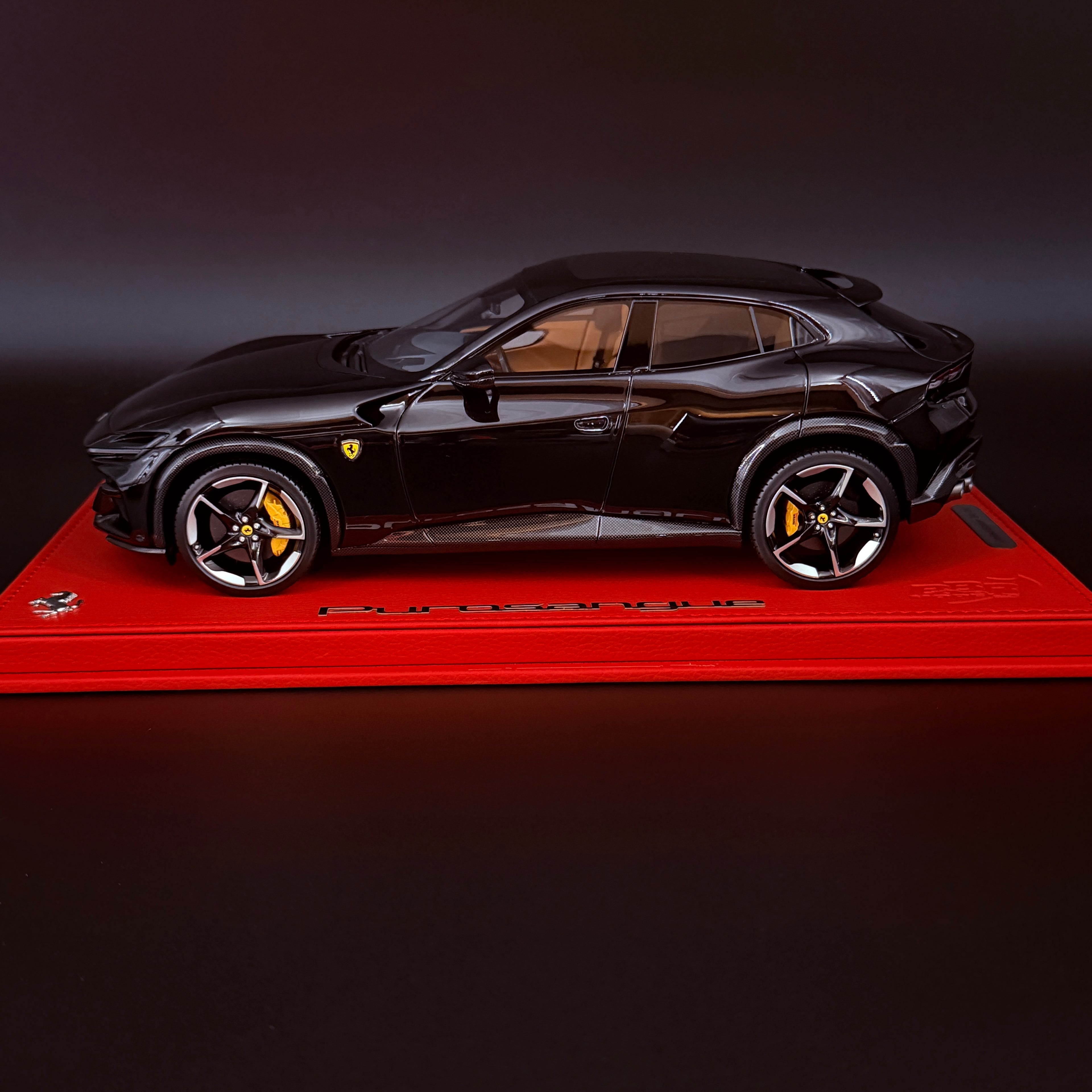 Ferrari Purosangue Techo Panorámico Nero Purosangue – Escala 1:18 con Vitrina (Edición Limitada 24/24 pzs) de BBR Models