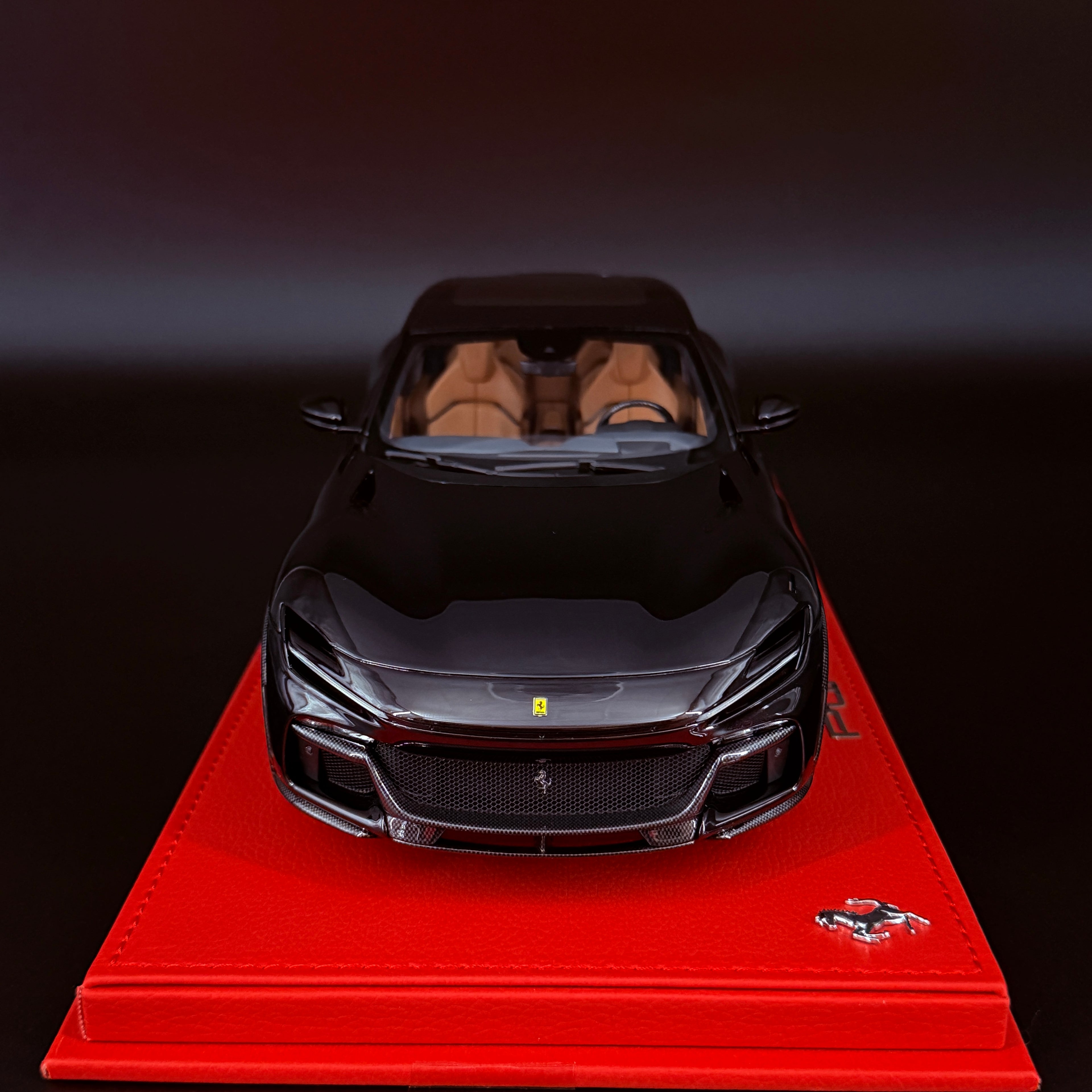 Ferrari Purosangue Techo Panorámico Nero Purosangue – Escala 1:18 con Vitrina (Edición Limitada 24/24 pzs) de BBR Models